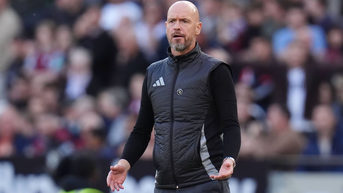 West Ham United v Manchester United, ManU - Premier League - London Stadium Manchester United manager Erik ten Hag on the touchline during the Premier League match at the London Stadium. Picture da...