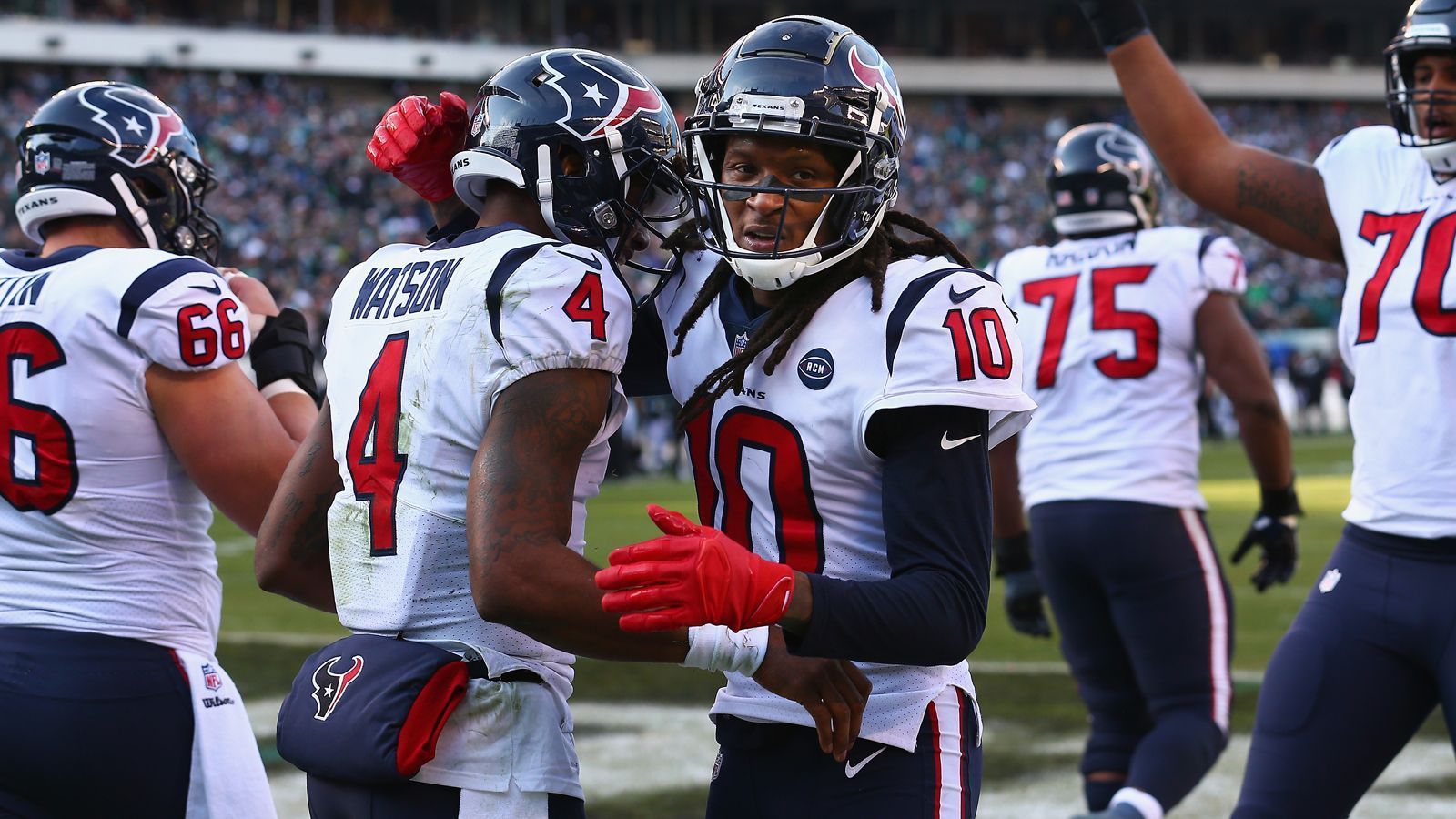 
                <strong>Houston Texans</strong><br>
                Verloren - aber trotzdem in die Playoffs eingezogen: Die Houston Texans haben sich trotz der Niederlage bei den Philadelphia Eagles für die Postseason qualifiziert. Ausschlaggebend war die Schlappe der Pittsburgh Steelers bei den New Orleans Saints. Pittsburgh (8-6-1) kann damit keine bessere Bilanz mehr erreichen als Houston (10-5). Zudem spielen die beiden Verfolger der Texans in der AFC South, die Indianapolis Colts und Tennessee Titans (beide 9-6), am letzten Spieltag gegeneinander. Mindestens eines dieser Teams lassen die Texans also auch in jedem Fall hinter sich.
              
