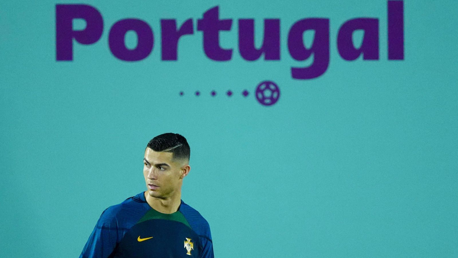 
                <strong>10. Platz: Portugal</strong><br>
                Bei Manchester United ging es für Cristiano Ronaldo (Bild) zuletzt steil bergab. Aber gerade deshalb wird der mittlerweile 37 Jahre alte Superstar es in Katar allen nochmal zeigen wollen. Der größte Fehler wäre allerdings, Portugal wie in früheren Zeiten auf Ronaldo zu reduzieren. Dafür ist die Mannschaft einfach zu gut besetzt. Mit Bernardo Silva, Bruno Fernandes, Rafael Leao oder Joao Felix können die Portugiesen in Katar weit kommen.
              