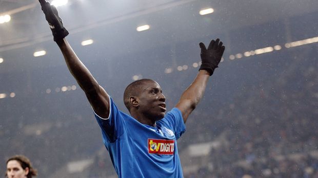 
                <strong>DEmbaBa</strong><br>
                2008 war Ralf Rangnick in Hoffenheim stinksauer über die Urlaubsaktivitäten von Carlos Eduardo, Demba Ba und Luiz Gustavo, die nach der Sommerpause schlechte Werte vorwiesen. Alle Spieler hatten Trainingspläne und eine Pulsuhr mitbekommen. Demba Bas Ausrede: "Ich habe trainiert, aber die Uhren-Batterien funktionierten nicht, auch wenn es keiner glaubt." Eduardo sprang auf den Zug auf: "Meine Uhr ging auch nicht. Ich bin zwar gelaufen und habe mit Freunden gekickt, aber das war zu wenig. Ich weiß, dass es ein Fehler war. Das passiert nicht noch mal."
              