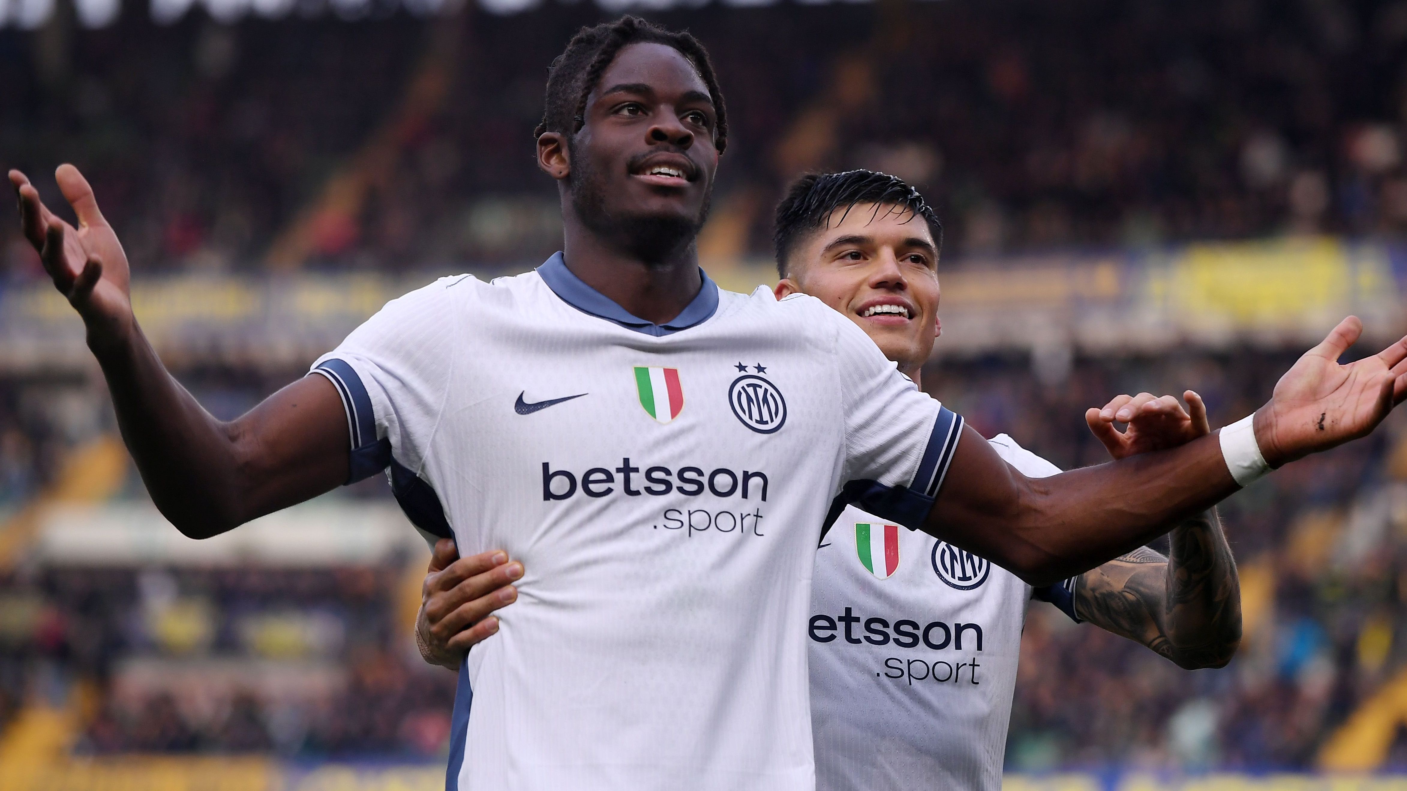 <strong>Yann Bisseck (Inter Mailand)</strong><br>Inter Mailands Abwehrstar Yann Bisseck soll erneut Interesse aus England auf sich gezogen haben. Laut "Gazzetta dello Sport" hat Aston Villa den deutschen Nationalspieler als Verstärkung für die Abwehr auserkoren. Dem Bericht nach steht eine Ablösesumme von mindestens 35 Millionen Euro im Raum. Bissecks Vertrag in Mailand läuft noch bis zum 30. Juni 2029. Zuletzt wurde der Ex-Kölner schon mit&nbsp; Manchester United oder West Ham in Verbindung gebracht.