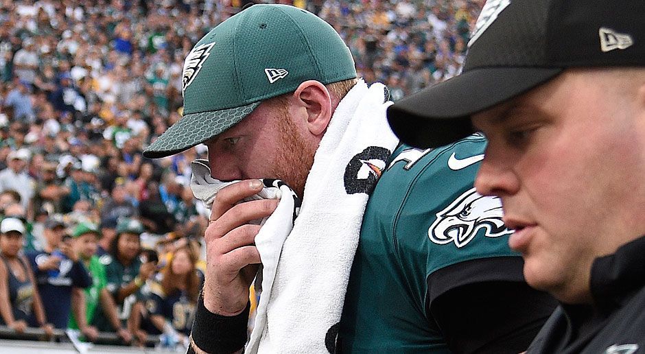 
                <strong>Folgenschwere Verletzungen in der NFL</strong><br>
                Die schlimmsten Befürchtungen haben sich bewahrheitet: Carson Wentz hat sich beim 43:35 seiner Philadelphia Eagles bei den Los Angeles Rams das Kreuzband im linken Knie gerissen. Das dürfte die Freude des aktuell besten Teams der NFC über die erste Playoff-Teilnahme nach vier Jahren trüben. ran.de zeigt, welche Verletzungen von Franchise-Quarterbacks eine ganze Saison für deren Mannschaft zunichte machten.
              