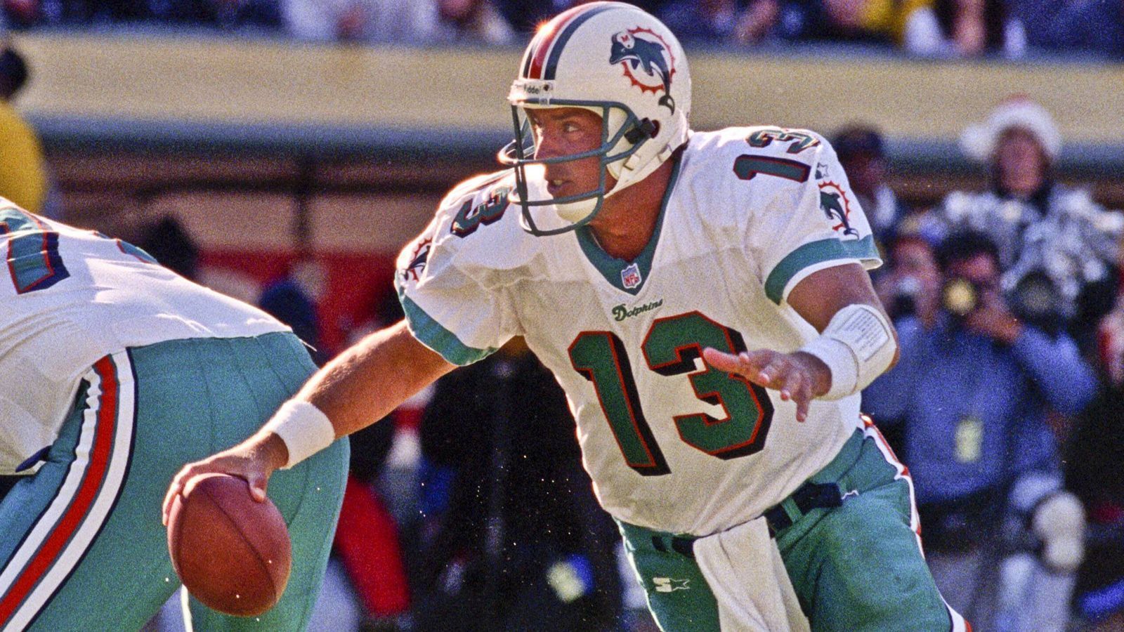 
                <strong>7. Dan Marino</strong><br>
                Teams: Miami Dolphins (1983-1999) Bilanz: 258 Spiele, 103 Niederlagen (155 Siege)Größte Erfolge: NFL MVP 1984, 9x Pro Bowl
              