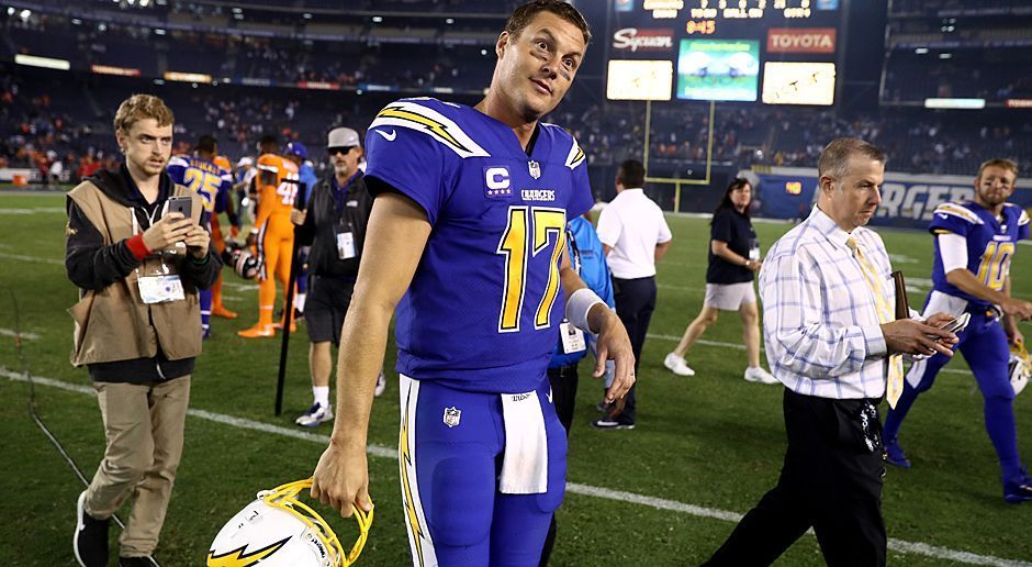 
                <strong>Philip Rivers neuer Passing Leader</strong><br>
                Auch Philip Rivers schafft in Week 6 Historisches: Nach zwölf Jahren bei den San Diego Chargers ist Rivers der neue Rekord-Passer seiner Franchise: Mit 178 Passing Yards gegen die Denver Broncos kommt er nun auf insgesamt 43.057 Yards und überholt damit den bisherigen Spitzenreiter Dan Fouts (43.040), der von 1973 bis 1987 für die Bolts spielte. In der ewigen NFL-Rangliste klettert Rivers damit auf Rang 13. An der Spitze thront Peyton Manning mit 71.940 Yards.
              