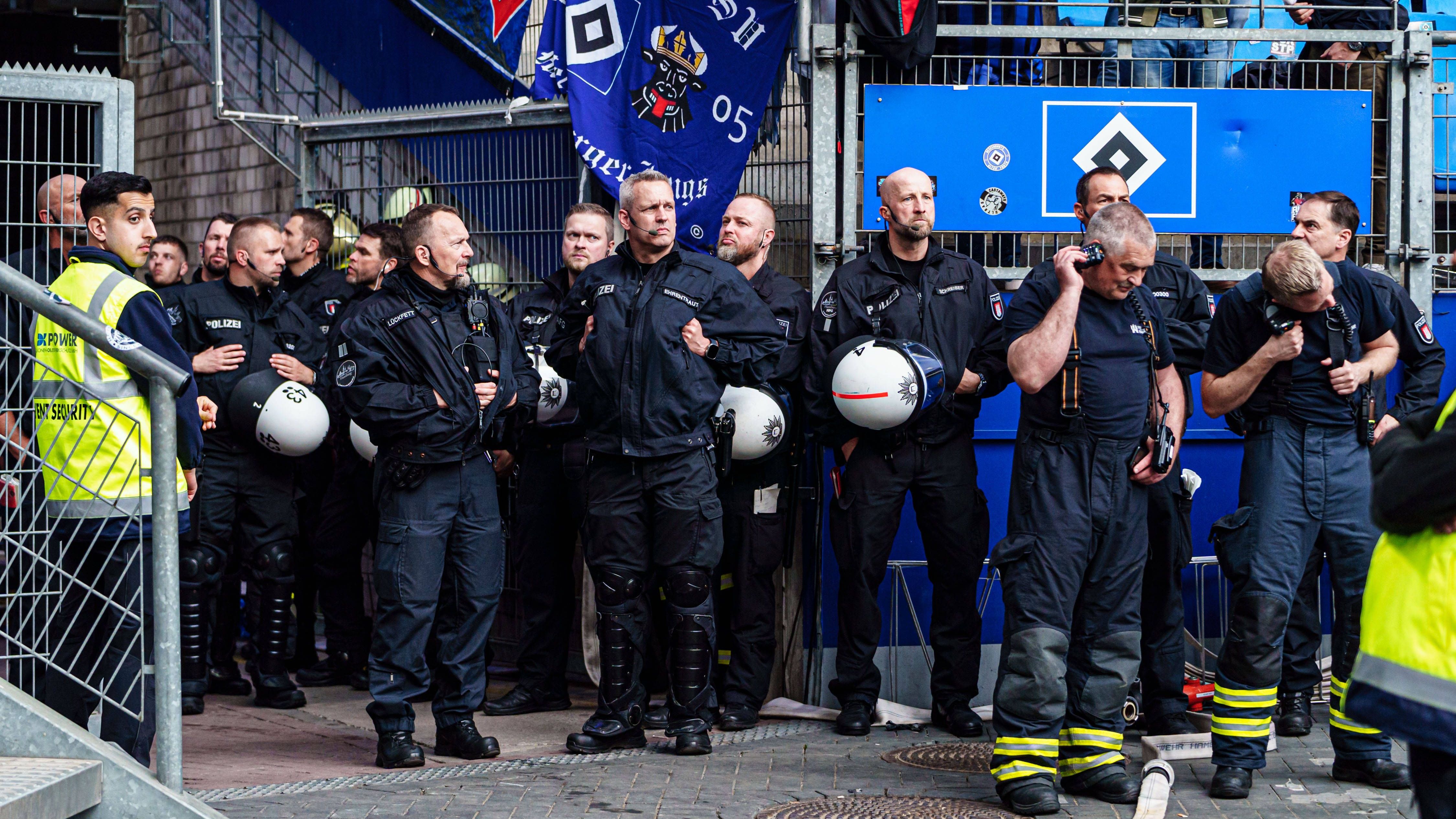 <strong>Massive Polizeipräsenz</strong><br>Um möglichen Ausschreitungen sicherheitstechnisch vorzubeugen bzw. dafür gewappnet zu sein, war ein großes Aufgebot von Polizei und Sicherheitskräften am Freitagabend im Volksparkstadion.&nbsp;