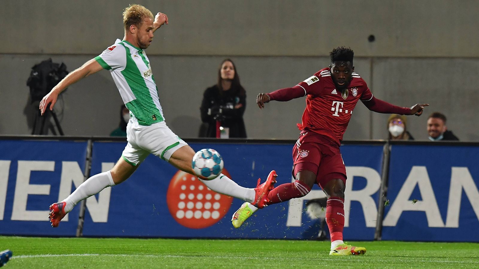 
                <strong>Alphonso Davies</strong><br>
                Agiert als linker Schienenspieler extrem hoch und wird von den Fürthern mit viel zu viel Platz bedacht. Schon beim ersten Tempogegenstoß mit dem Assist zum 1:0, hat auch in der Entstehung des zweiten bayerischen Tores seine Füße im Spiel. Im System der dezimierten Münchner wieder als Linksverteidiger gefragt, erledigt seine Aufgaben aber auch dort tadellos. ran-Note: 2
              