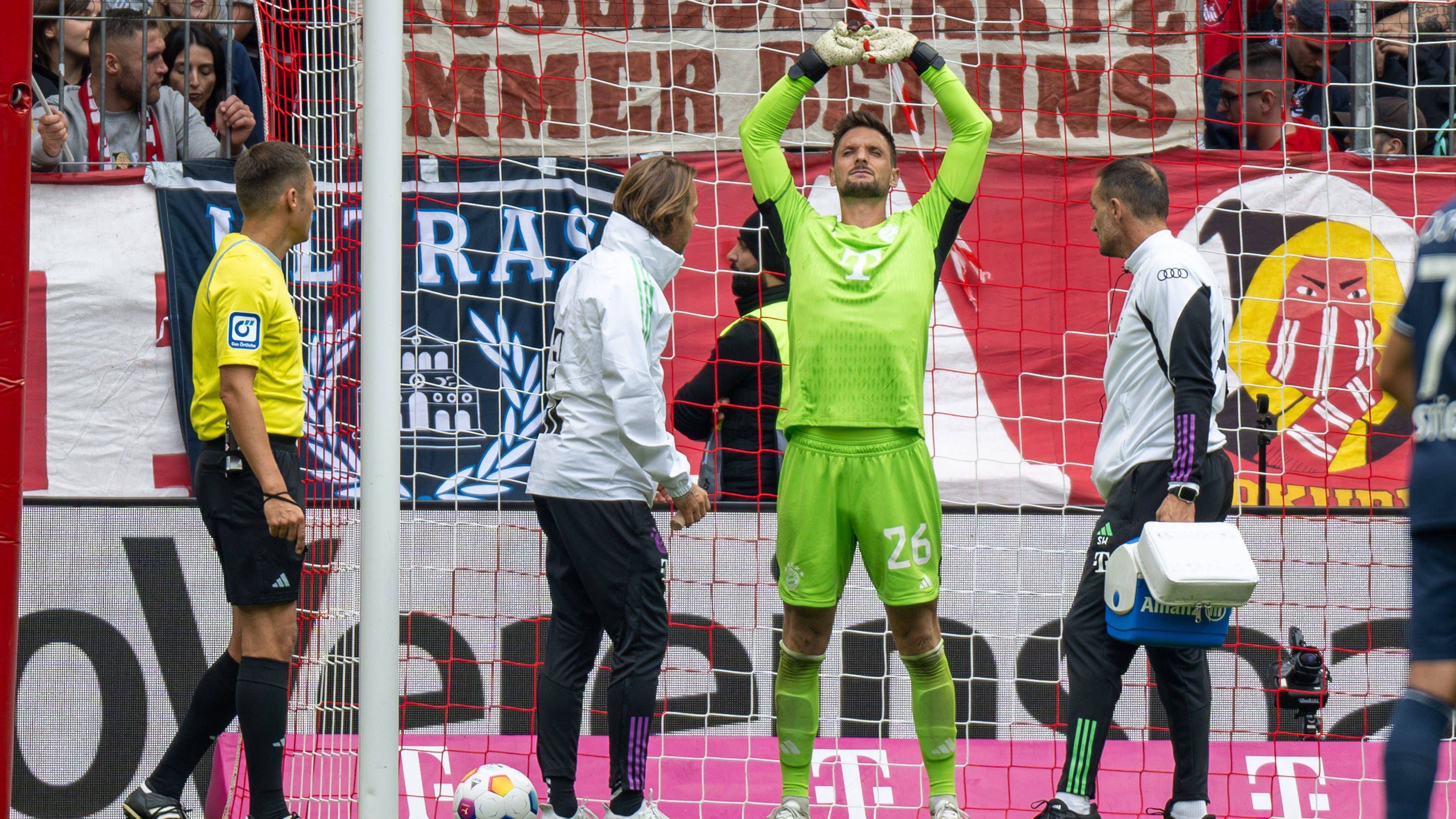 <strong>Sven Ulreich</strong><br>Im ersten Abschnitt weitgehend beschäftigungslos. Muss nur einmal parieren. Hätte sich theoretisch frühzeitig Richtung Oktoberfest verabschieden können. <em><strong>ran</strong></em><strong>-Note: 3</strong>