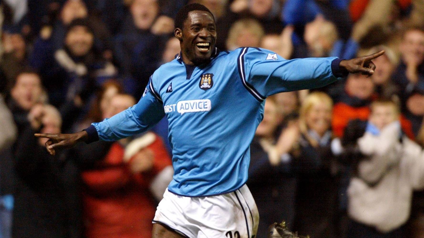 <strong>Nummer 23: Marc-Vivien Foe (Manchester City)</strong><br>Mit nur 28 Jahren endete am 26. Juni 2003 das Leben des Kameruners Marc-Vivien Foe. Der damalige Profi von Manchester City starb während es Confed-Cup-Spiels Kameruns gegen Kolumbien an einem Herzinfarkt. Danach entschieden sich die Citizens, zu Ehren des verstorbenen Foe dessen Nummer 23 nicht mehr zu vergeben.&nbsp;