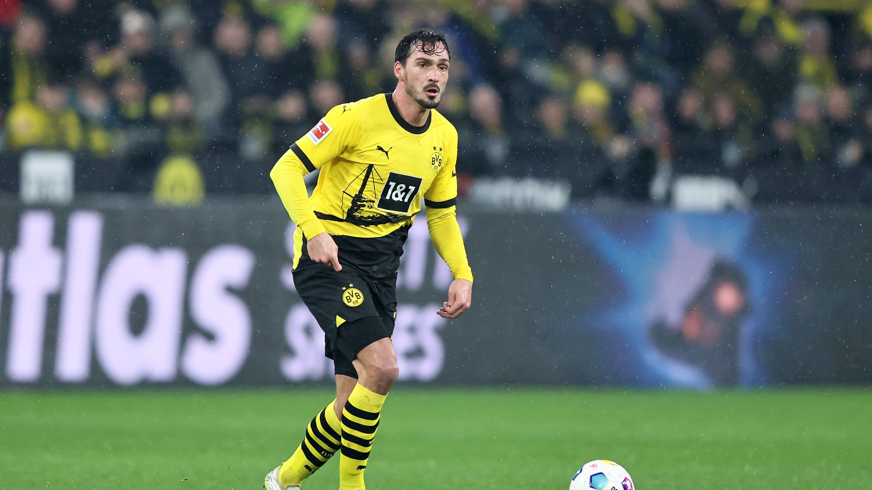 <strong>Mats Hummels</strong><br>Schaffte seinen Durchbruch als Profi beim BVB, wurde bei seinem ersten Stint zweimal Meister und auch Pokalsieger. 2016 ging er für 35 Millionen Euro zum FC Bayern und damit zu dem Verein, bei dem er alle Jugendmannschaften durchlief. 2019 dann die Rückkehr zum BVB, wo er bis heute Führungsspieler ist.