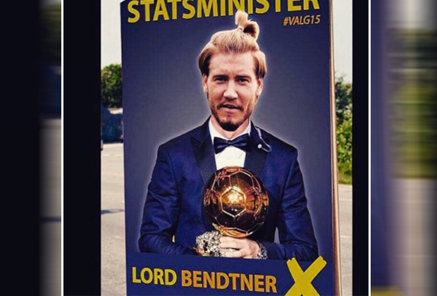 
                <strong>Nicklas Bendtner</strong><br>
                Träumen darf ja noch erlaubt sein. Wolfsburg-Stürmer Nicklas Bendtner entdeckte in seiner Heimat ein Wahlplakat und stellt klar, wem der Ballon d'Or gehören sollte.
              