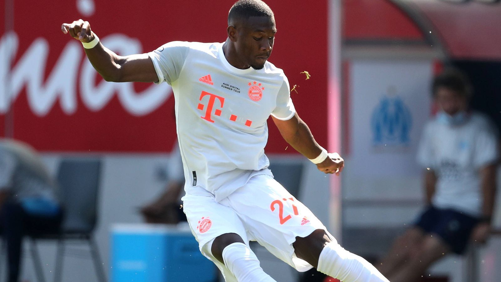 
                <strong>Nichts Neues bei Alaba</strong><br>
                David Alabas Vertrag läuft im Sommer 2021 aus, der Abwehrmann denkt an einen Abschied aus München. Über den Stand der Verhandlungen konnte Vorstand Oliver Kahn nichts Neues berichten. 
              