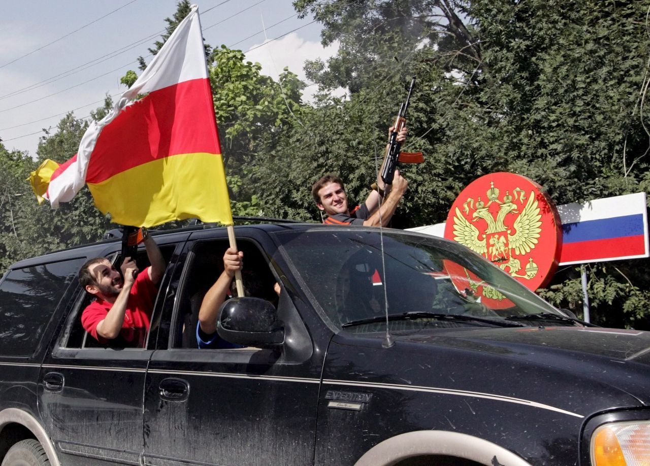 Abchasien und Südossetien haben ihre Territorien im Staatsgebiet von Georgien. Nach dem Zusammenbruch der Sowjetunion versuchten sie, ihre Unabhängigkeit militärisch zu erzwingen. 2008 überfiel Russland Georgien, es kam zu einem Krieg. Im Anschluss erklärte Russland Abchasien und Südossetien zu Staaten, international wird das aber nicht anerkannt. Weil die Regionen bis heute umstritten sind und unter starkem russischen Einflu