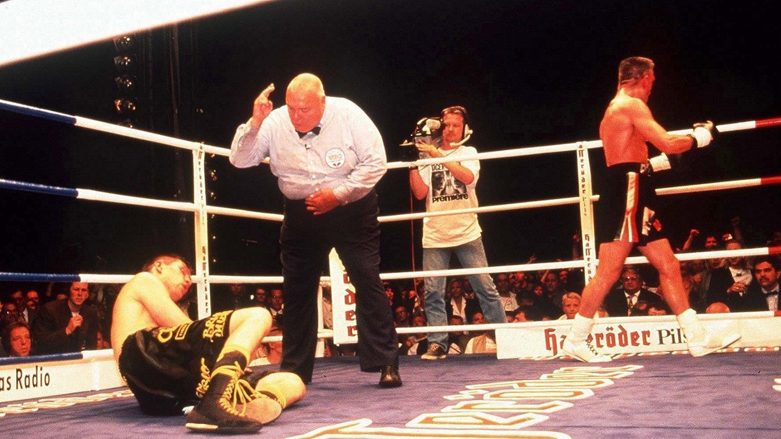 
                <strong>Rocchigiani vs. Dariusz Michalczewski, 10. August 1996, Hamburg</strong><br>
                Ein Jahr nach den Niederlagen gegen Maske fordert Rocchigiani den Polen Michalczewski um den WM-Titel der WBO heraus. Rocchigiani dominiert die erste Hälfte des Kampfes, wird aber in der siebten Runde disqualifiziert. Er schlägt nach einer Unterbrechung durch den Ringrichter weiter und Michalczewski signalisiert anschließend, nicht mehr weiterkämpfen zu können.
              