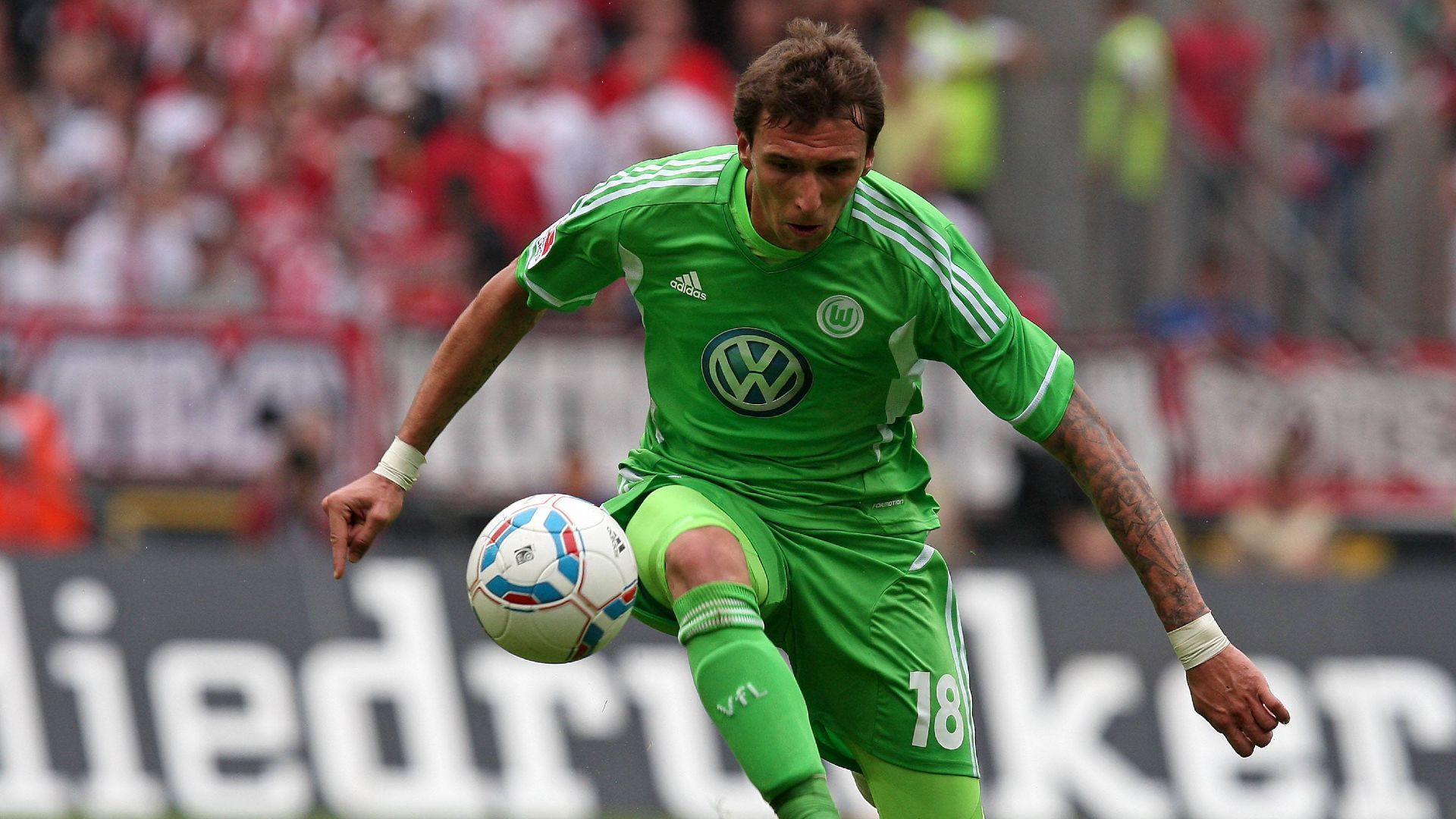 
                <strong>2: VfL Wolfsburg</strong><br>
                Mario Mandzukic (Foto): Saison 2012/13 - für 13 Millionen EuroTobias Rau: Saison 2003/04 - für 2,25 Millionen Euro
              