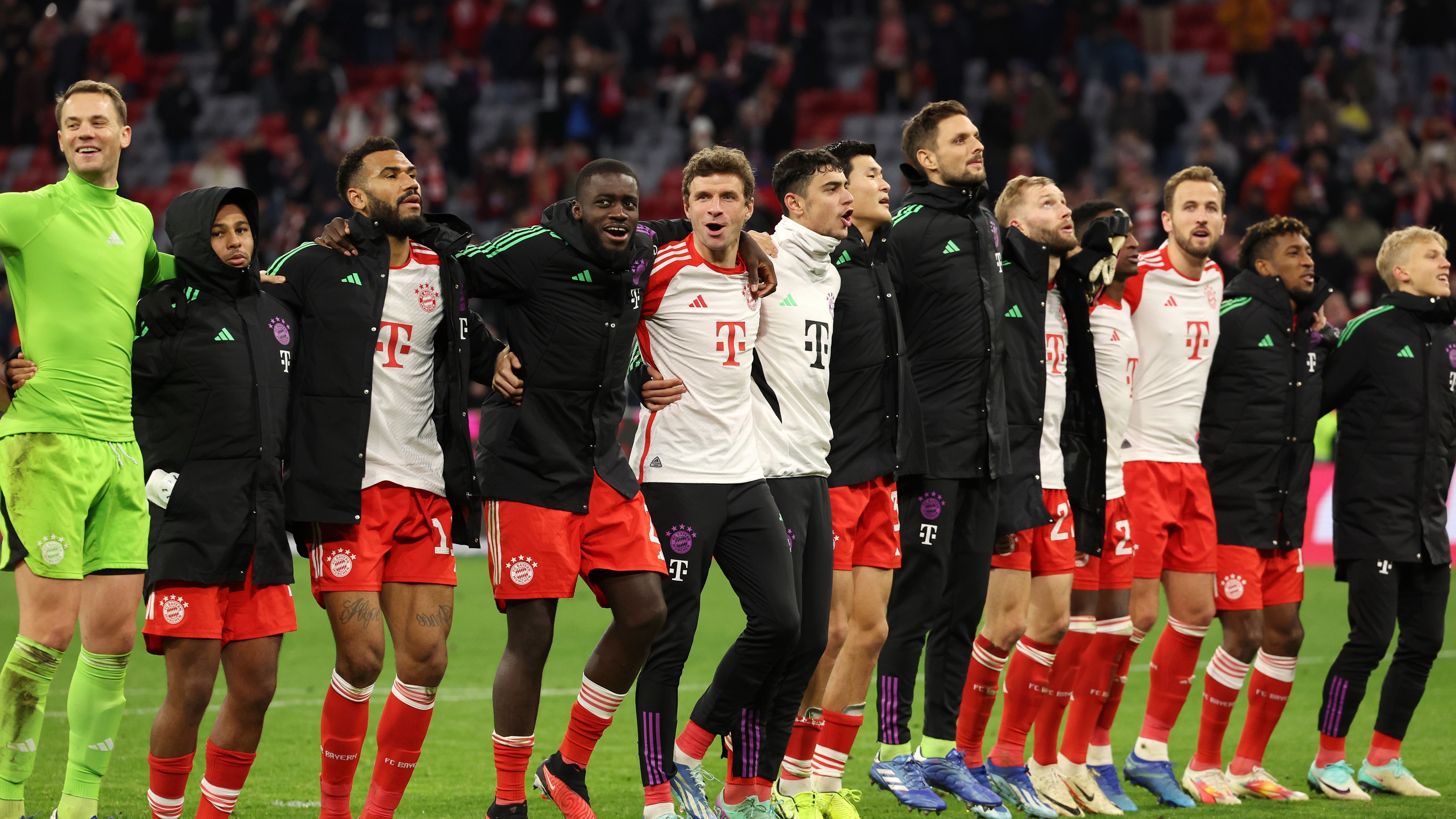 <strong>3.	These: Bayern ist der Gewinner des 13. Spieltags</strong> <br>Leverkusen lässt gegen Dortmund bekanntlich einen Punkt liegen und hat nun nur noch drei Zähler Vorsprung auf die Münchner. Bei schlechterem Torverhältnis. In der imaginären Zukunftstabelle bedeutet das wohl mit hoher Wahrscheinlichkeit einen Machtwechsel an der Spitze. Wenn auch hauchzart. So lässt sich das Schneechaos doch genießen.