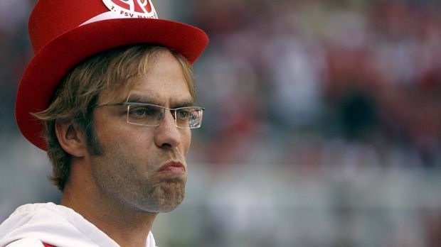 
                <strong>2006/07 Jürgen Klopp beim FSV Mainz 05</strong><br>
                Mit seinen Mainzern stieg er als Tabellen-16. nach drei Jahren in der höchsten Spielklasse wieder in die 2. Liga ab, zur Disposition stand Kloppo bekanntlich nie. Er ging mit Mainz ins Unterhaus, beendete sein Engagement aber, nachdem der Klub 2007/2008 als Vierter den Wiederaufstieg verpasste. Stattdessen heuerte er beim BVB an. Übrigens hielt der BVB in Klopps letzter Saison 2014/15 auch an ihm fest, obwohl Dortmund zwischendurch sogar im Abstiegskampf steckte.
              