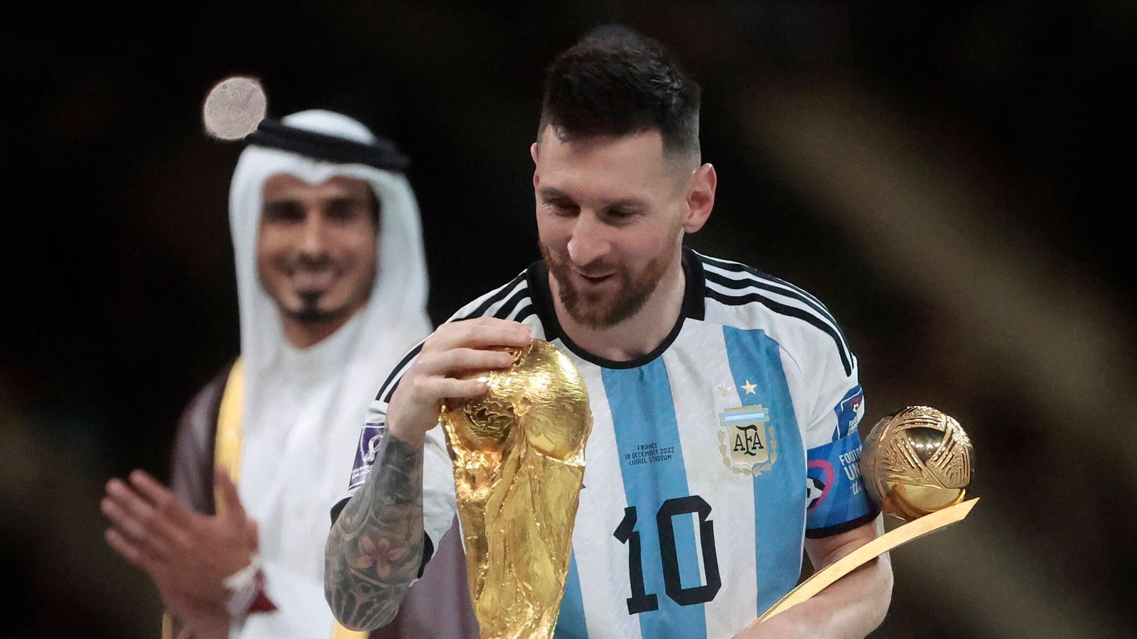 
                <strong>Weltmeistertitel als Krönung – Lionel Messis Meilensteine </strong><br>
                Lionel Messi ist Weltmeister 2022. Damit hat sich der argentinische "Zauberfloh" seinen Lebenstraum erfüllt und kann nebenbei auch den nächsten Titel in seinen Trophäenschrank stellen. Auf den sportlichen Erfolg folgte nun auch die Besteigung des Instagram-Throns. ran zeigt euch Messis Meilensteine von seinen Anfängen in Rosario bis zum WM-Titel und meist gelikten Foto der Instagram-Geschichte.
              