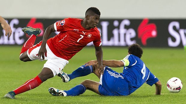 
                <strong>Von der Abwehr in die Offensive</strong><br>
                Fakt 6: In der U16-Nationalmannschaft der Schweiz räumt Breel auch defensiv auf - als Innenverteidiger. Doch schnell wird klar, dass in ihm ein echter Torjäger steckt. Übrigens: Auch ohne Schweizer Staatsbürgerschaft darf er für die Jugend-Nationalteams der Eidgenossen sowie in Freundschaftsspielen für das A-Team auflaufen. Doch erst seit diesem Jahr ist Breel auch für Pflichtpartien der Nati spielberechtigt - so sammelt er noch fünf Einsätze in der EM-Quali.
              