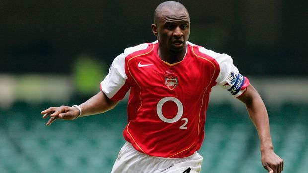 
                <strong>Mittelfeld: Patrick Vieira (FC Arsenal) - Stärke 94</strong><br>
                Mittelfeld: Patrick Vieira (FC Arsenal) - Stärke 94.
              