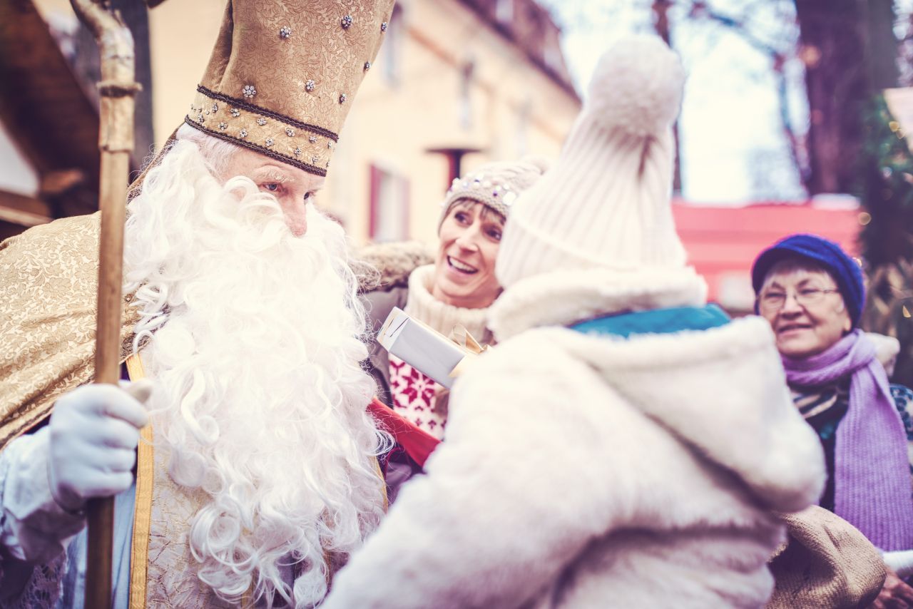 Ab dem 14. Jahrhundert entstehen erste Nikolaus-Bräuche: Kinder dürfen Bischof spielen, werden beschenkt und zum Gedenken an den Heiligen finden Prozessionen statt. Manche dieser Traditionen werden heute noch praktiziert.