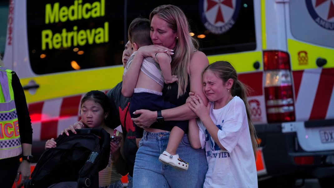 Medienberichten zufolge wurden in dem Einkaufszentrum in Sydney mehrere Menschen niedergestochen und eine Person von der Polizei erschossen.