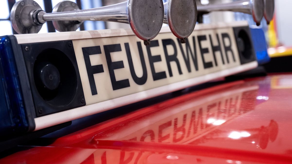 Ein Einsatzwagen der Feuerwehr steht in einer Halle.