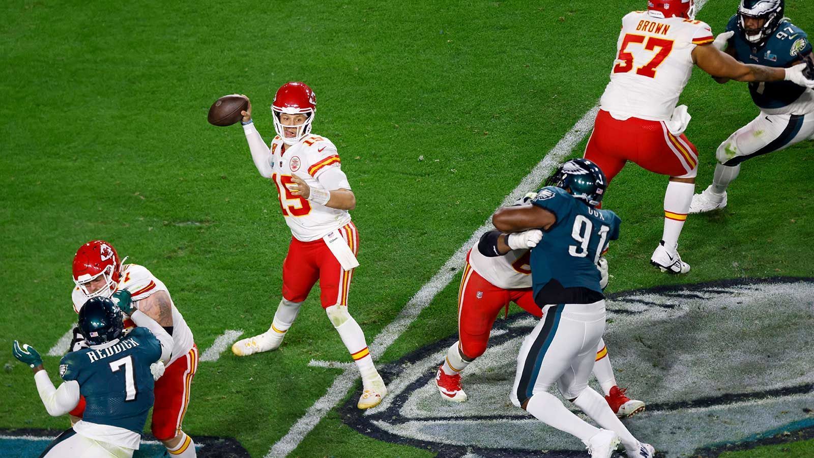 
                <strong>Kansas City Chiefs – OT</strong><br>
                Auch die Kansas City Chiefs sollten auf ihre Offensive Line achten, nachdem sie in der Free Agency beide Offensive Tackle verloren und bisher nur Jawaan Taylor als Ersatz holen konnten. Es klafft also ein großes Loch beim Super-Bowl-Sieger auf der Position. Zwar hat auch der Receiving-Corps Luft nach oben, doch Patrick Mahomes ist zuzutrauen, beinahe jeden Wide Receiver auf ein Top-Niveau zu heben.
              