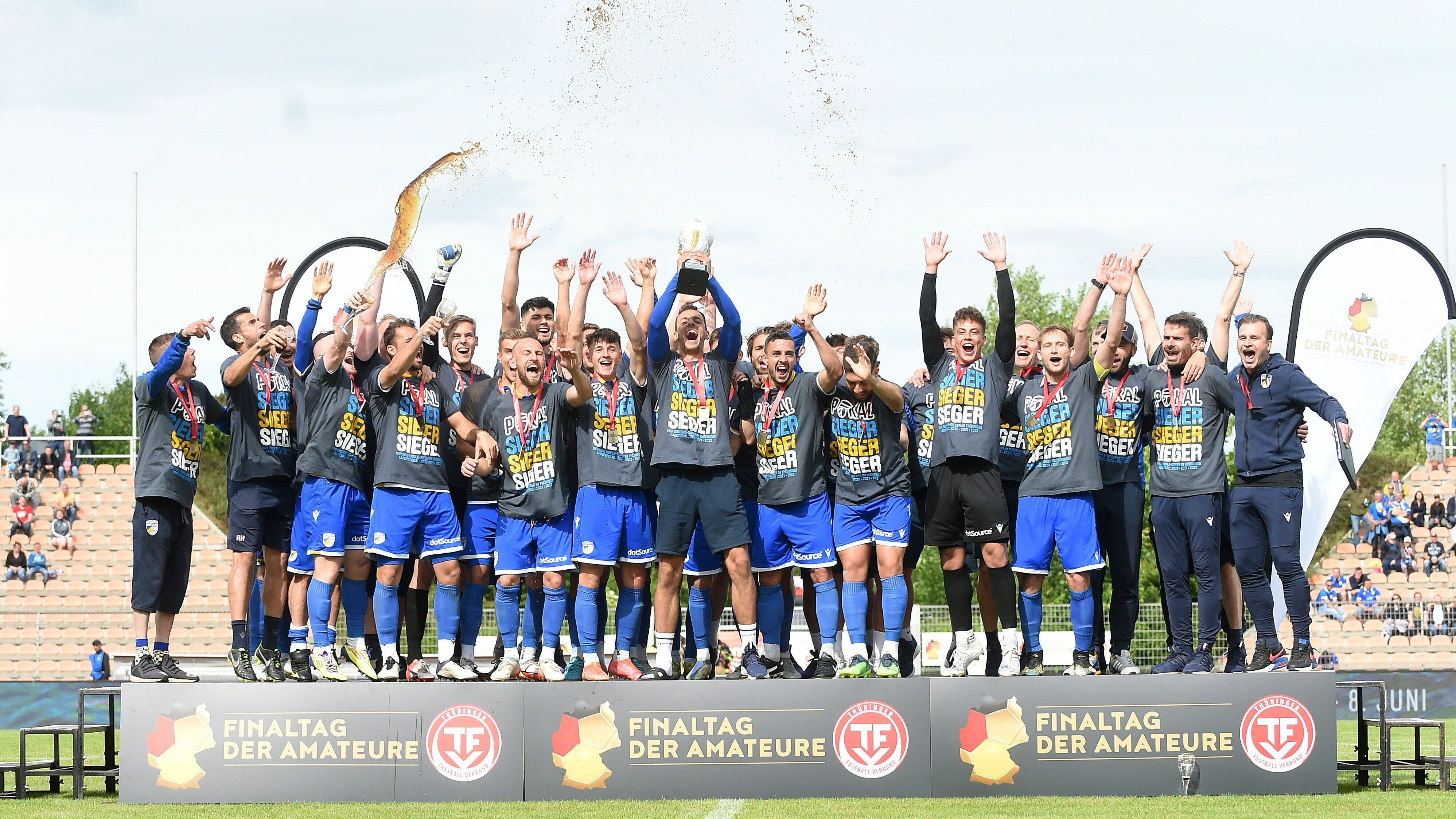 
                <strong>FC Carl Zeiss Jena</strong><br>
                Der Traditionsklub steht zum dritten Mal in Serie im DFB-Pokal. In Thüringen reicht ein 1:0 gegen den ZFC Meuselwitz. 
              