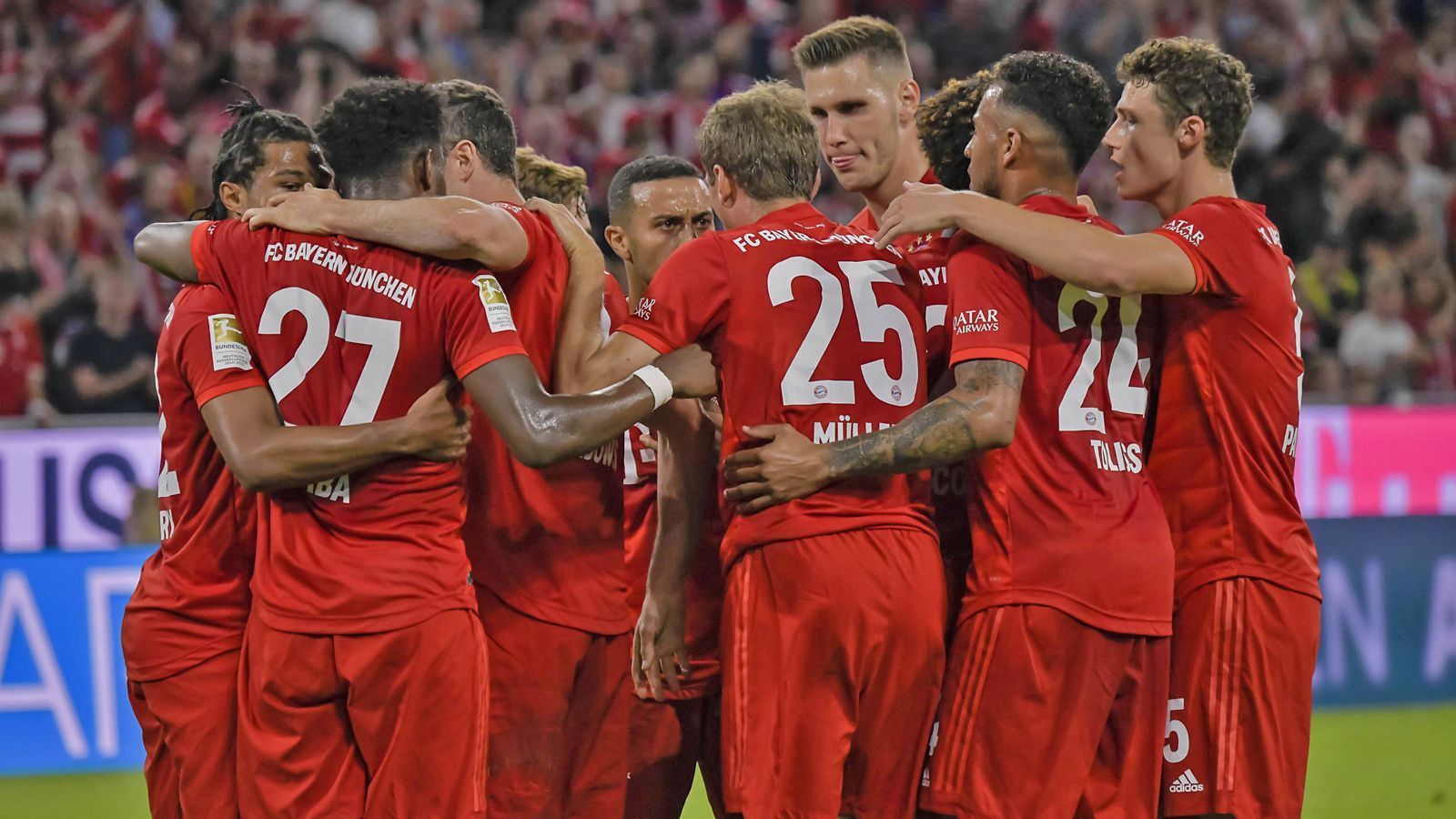 
                <strong>Der FC Bayern im Kader-Check</strong><br>
                Nachdem sich der FC Bayern lange vergeblich um Verstärkungen für den Kader bemüht hatte, ging es in der vergangenen Woche Schlag auf Schlag. Mit Ivan Perisic, Michael Cuisance und Philippe Coutinho kamen gleich drei Neue zum Rekordmeister. FCB-Präsident Uli Hoeneß bezeichnete die Transferbemühungen der Münchner daraufhin als abgeschlossen. Doch genügt der Kader tatsächlich schon den höchsten Ansprüchen, gerade auf internationaler Bühne? ran.de nimmt die Mannschaftsteile des FC Bayern unter die Lupe.
              