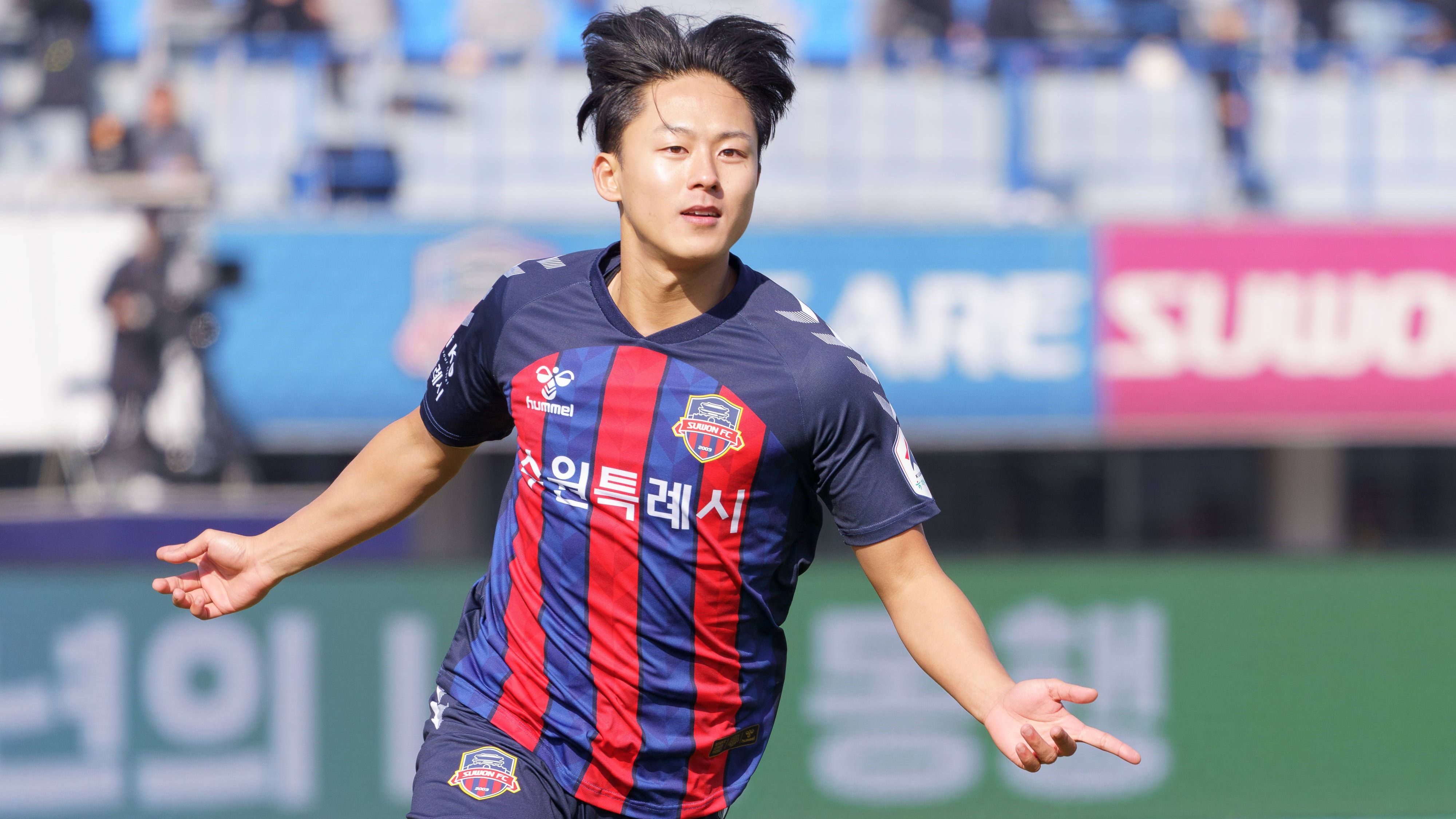 Da Barca gegen die UEFA-Richtlinien zur Verpflichtung ausländischer Jugendspieler verstieß, durfte der Südkoreaner bis zu seinem 18. Geburtstag nicht mit den Jugendteams der Blaugrana trainieren und auch nicht für sie auflaufen. So reichte es nie für einen Einsatz in Barcas erster Mannschaft 2017 gab man den damals 19-jährigen an Hellas Verona ab, über St. Truiden und Portimonense landete Lee 2022 wieder in seiner Heimat bei Suwon FC.