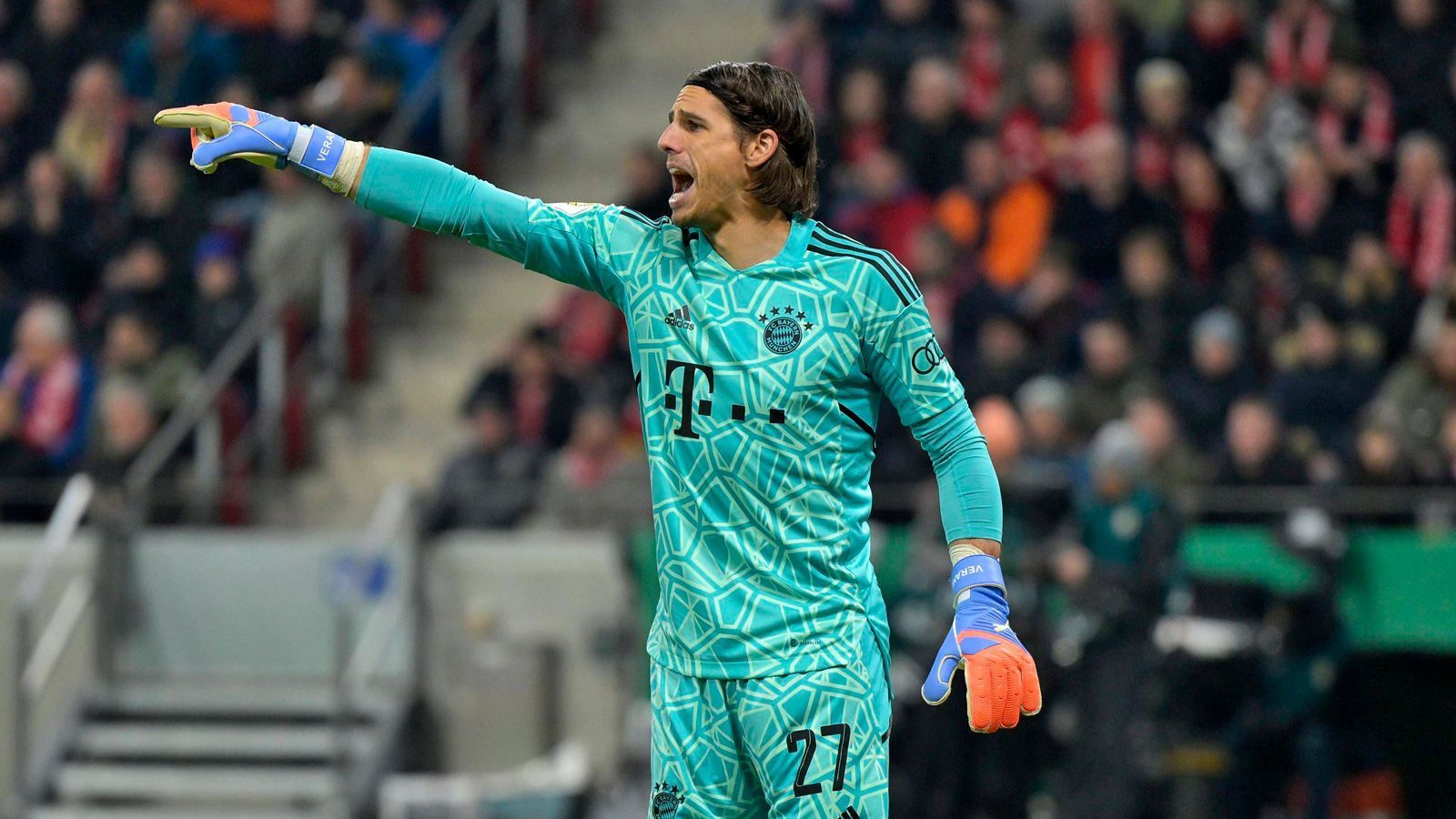 
                <strong>Yann Sommer </strong><br>
                Ist an diesem Pokalabend in Mainz mehr oder weniger beschäftigungslos. Wenn das Team von Coach Bo Svensson mal aufs Tor schießt, geht der Ball zumeist weit am bajuwarischen Gehäuse vorbei. Wenn er nicht von seinen Teamkollegen immer mal wieder in den Spielaufbau mit eingebunden worden wäre, hätte der Schweizer bei sehr frischen Temperaturen wohl ziemlich gefroren. ran-Note: 3
              