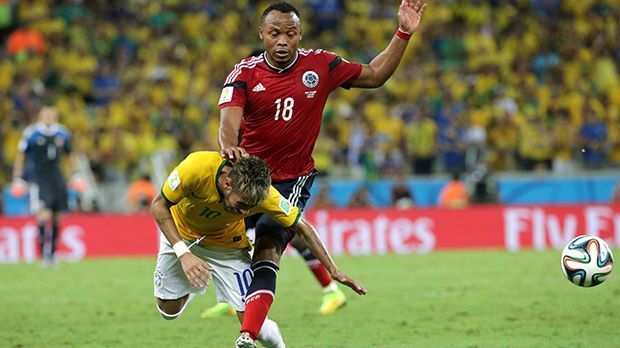 
                <strong>Neymar</strong><br>
                Neymar: Es war die tragische Geschichte der WM. Gegen Kolumbien brach sich Neymar wohl einen Wirbel und fiel für den Rest des Turniers aus. Doch der Brasilianer lief bereits wenige Wochen später wieder für Barca auf - über die tatsächliche Diagnose wird seitdem spekuliert. Doch für Barca ist er seitdem ein unglaublicher Torjäger.
              