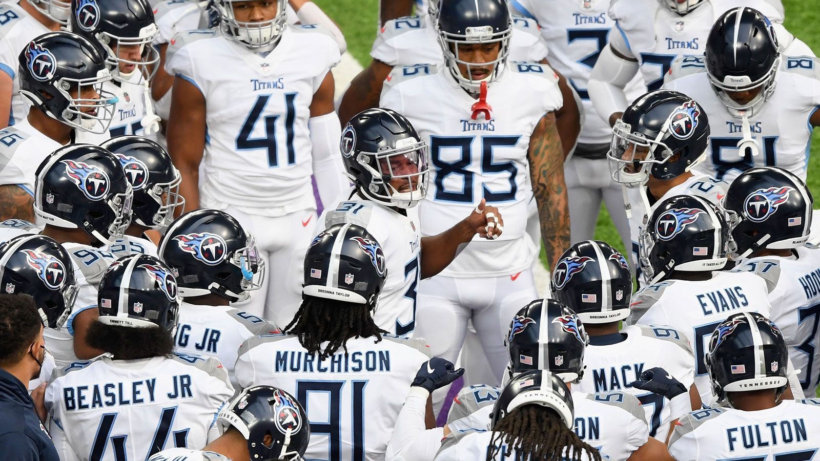 
                <strong>Tennessee Titans</strong><br>
                Bei den Tennessee Titans fällt derzeit Wide Receiver Kalif Raymond aus. Rookie-Cornerback Chris Jackson steht seit Week 14 wieder zur Verfügung. Bereits zwei Wochen zuvor war Linebacker David Long wieder von der Covid-19-Liste aktiviert worden. In den Wochen davor musste mehrmals das Trainingsgelände geschlossen, Spiele verlegt werden. Zudem bekam das Team von der NFL bereits eine Strafe in Höhe von 300.000 Dollar aufgebrummt, weil Mitglieder gegen die Corona-Regeln verstoßen hatten. Ebenfalls schon auf der Liste standen folgende Namen: D-Liner Jeffery Simmons, die Receiver Adam Humphries, Corey Davis und Cameron Batson, die Tight Ends Tommy Hudson und MyCole Pruitt, Long Snapper Beau Brinkley, Defensive Tackle DaQuan Jones, Linebacker Kamalei Correa, Cornerback Kristian Fulton, Running Back Khari Blasingame und Defensive Back Breon Borders.
              