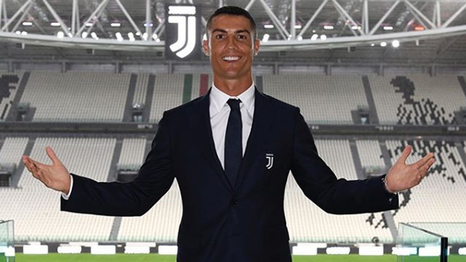 
                <strong>Cristiano Ronaldo bei der Vorstellung in Turin</strong><br>
                Als CR7 im Sommer 2018 von Real Madrid zu Juventus Turin wechselte, entschied sich der Neuzugang bei der Präsentation für einen schneidigen Kurzhaar-Schnitt. 
              
