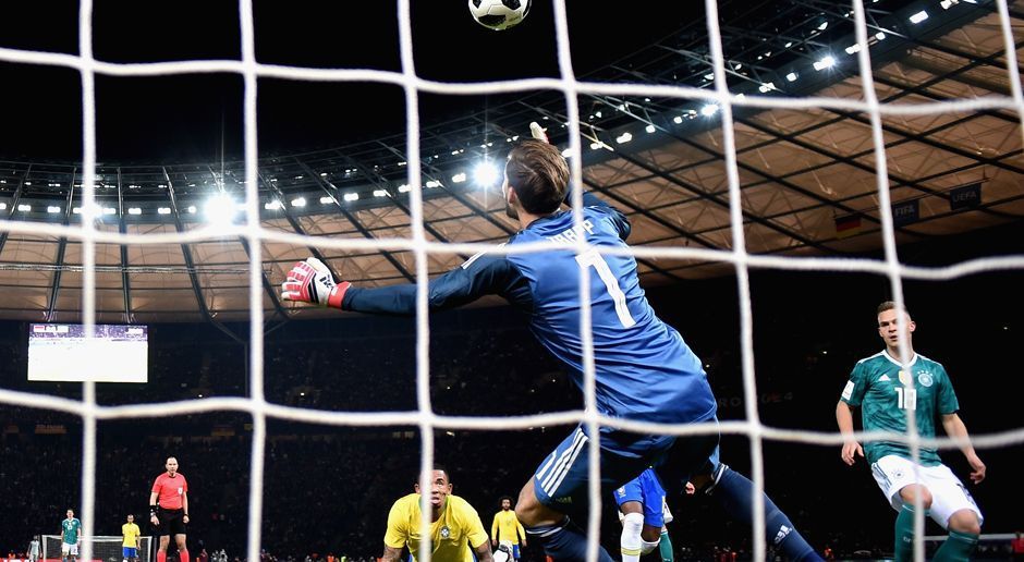 
                <strong>Kevin Trapp</strong><br>
                Unglücklich, anders kann man das wohl nicht nennen. Der PSG-Keeper mit einer breiten Streuung bei seinen Abschlägen, dazu auch mit unnötigem Risiko. Beim 0:1 mit viel Pech, als Gabriel Jesus sehr frei aus kurzer Distanz zum Kopfball kommt. Er darf entgegen der Absprache in der Halbzeit weitermachen und sich Selbstvertrauen holen. Gelingt teilweise auch. ran-Note: 4
              