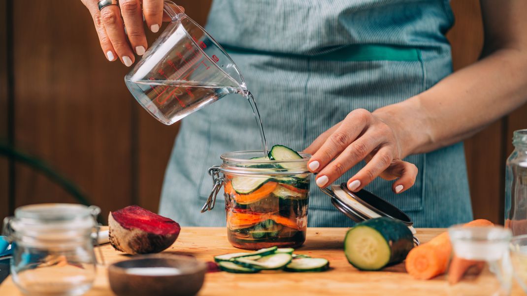 Sauerkraut (Weißkohl) und Kimchi (Chinakohl oder koreanischer Rettich) sind die bekanntesten fermentierten Gemüsearten. Aber auch anderes Gemüse lässt sich gut fermentieren.