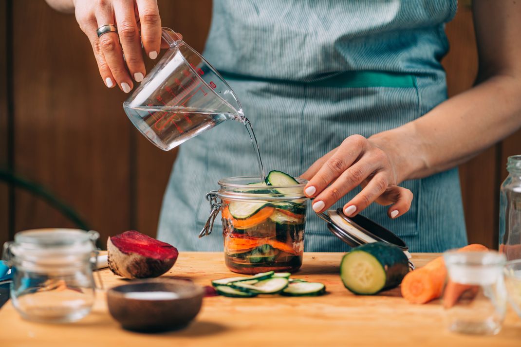 Sauerkraut (Weißkohl) und Kimchi (Chinakohl oder koreanischer Rettich) sind die bekanntesten fermentierten Gemüsearten. Aber auch anderes Gemüse lässt sich gut fermentieren.