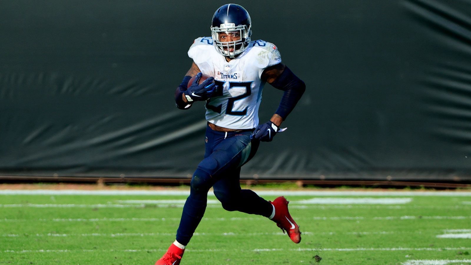 
                <strong>Gewinner: Derrick Henry</strong><br>
                Die Frage nach dem besten Running Back der NFL scheint Woche für Woche immer überflüssiger zu werden. Die Jacksonville Jaguars waren das nächste Opfer von "King" Henry, der zum zweiten Mal in diesem Jahr mehr als 200 Yards erlaufen konnte (215 Yards). Mit insgesamt 1.532 Yards ist der Heisman-Trophy-Gewinner auf gutem Weg eine der zehn besten Rushing-Saisons aller Zeiten aufzustellen – bei noch drei ausstehenden Spielen trennen den Running Back noch 351 Yards vom geteilten neunten Platz. Pro Spiel kommt Henry übrigens auf 117,8 Yards (Ligabestwert).
              