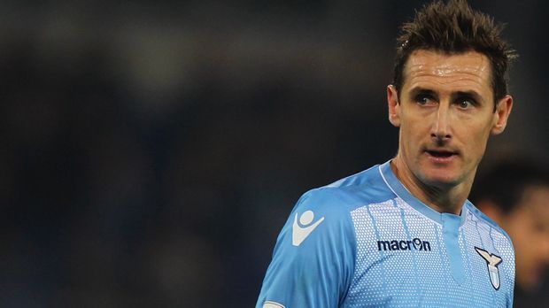 
                <strong>Miroslav Klose (Lazio Rom)</strong><br>
                Miroslav Klose (Lazio Rom): Gelernter Zimmermann.
              