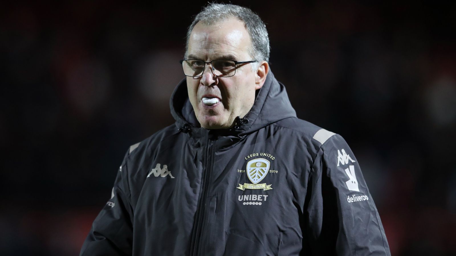 
                <strong>Marcelo Bielsa (Leeds United)</strong><br>
                Wie viel Macht hat Barca-Superstar Lionel Messi innerhalb des Klubs? Eine Antwort auf diese Frage könnte wohl die anstehende Trainersuche bei den Katalanen geben. Laut der englischen Zeitung "Sun" soll der Argentinier nämlich intern nicht nur das Aus von Coach Quique Setien gefordert, sondern auch gleich einen konkreten Vorschlag zur Nachfolge-Regelung eingebracht haben. Demnach wünscht sich Messi seinen Landsmann Marcelo Bielsa auf der Trainerbank. Der 65-Jährige, der den Beinamen "El Loco" ("der Verrückte") trägt, führte zuletzt Leeds United nach 16 Jahren Abstinenz zurück in die Premier League, hat dort seinen auslaufenden Vertrag aber noch nicht verlängert.
              