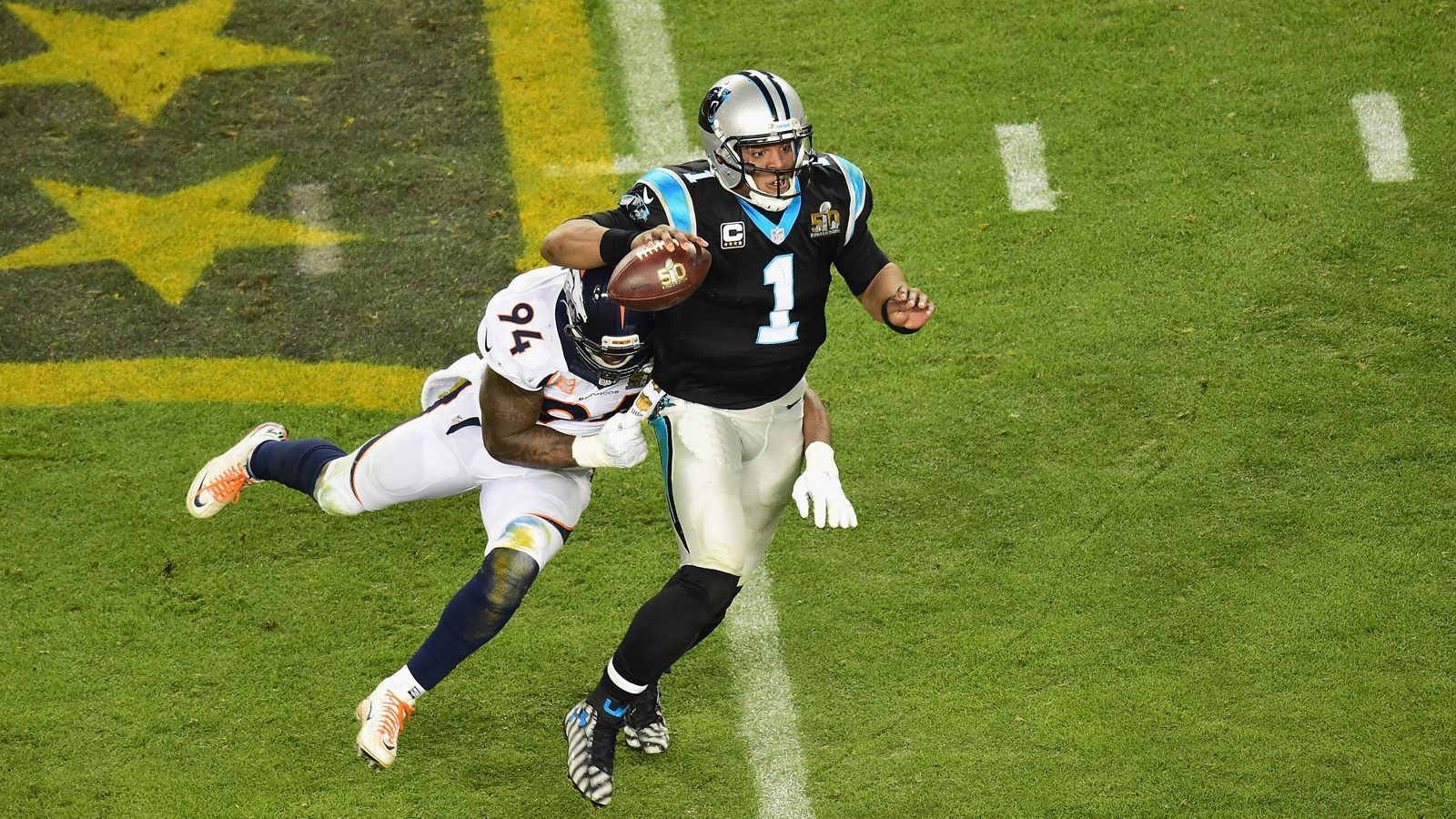 
                <strong>Cam Newton, Carolina Panthers - Super Bowl 50</strong><br>
                Cam Newtons "Superman"-Saison 2015 sollte kein Happy End haben. Der Quarterback katapultierte die Carolina Panthers, die er beide Saisons zuvor bereits in die Playoffs führte, in neu Sphären. 15-1 standen die Panthers am Ende der Regular Season, die erste Niederlage kassierten sie nach 14 Siegen. Newton selber warf 3.837 Yards, 35 Touchdowns durch die Luft und legte 636 Rushing Yards und zehn Touchdown-Läufe obendrauf. Alles zusammen brachte ihm den MVP-Titel in der Saison ein. Insgesamt führte er die beste Offense der Liga damit bis in den Super Bowl. Wo sie auf die beste Defense der Liga, die der Denver Broncos um Peyton Manning traf. In Super Bowl 50 sahen beide Quarterbacks nicht wirklich gut aus. Newton brachte nur 18 von 41 Pässen (265 Yards) an und warf eine Interception. Entscheidend waren aber vor allem seine zwei Fumbles, die die Broncos jeweils in Touchdowns ummünzten und das Spiel mit 24:10 gewannen. 
              