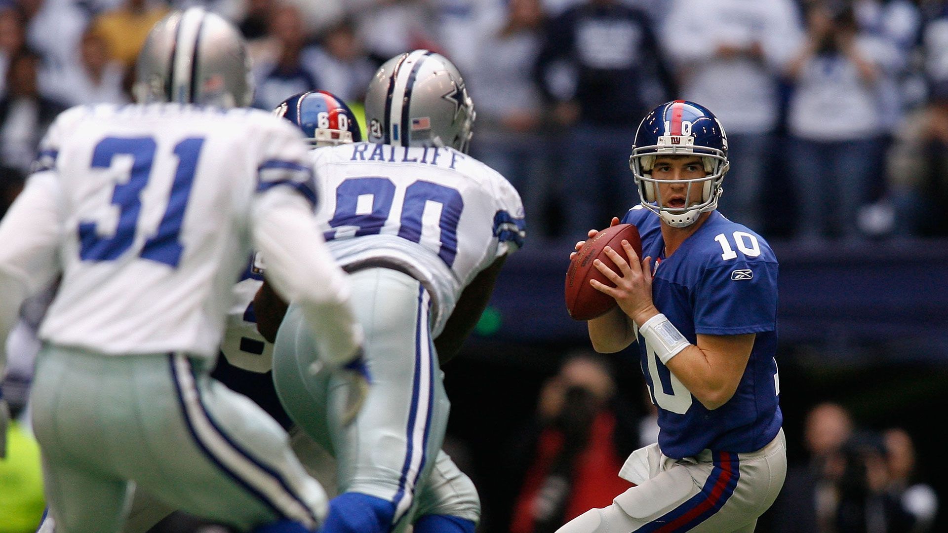 
                <strong>Saison 2007: Divisional Round</strong><br>
                In der Saison 2007 erreichte Dallas als Erster der NFC mal wieder die Divisional Round. Doch erneut war nach einer Runde gegen den späteren Super-Bowl-Champion Schluss in den Playoffs. Die New York Giants, denen in jeder Runde ein Upset gelang, siegten 21:17. 
              