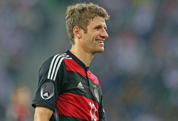 
                <strong>Thomas Müller (Mittelstürmer | Deutschland)</strong><br>
                Der schlaksige Angreifer mit dem angeborenen Torinstinkt ist im DFB-Team gesetzt. Der Torschützenkönig der vorherigen WM fühlt sich aber neben einem echten Mittelstürmer wohler und zeigt als alleinige Spitze Licht und Schatten. Seine Qualitäten sind dennoch unumstritten.
              
