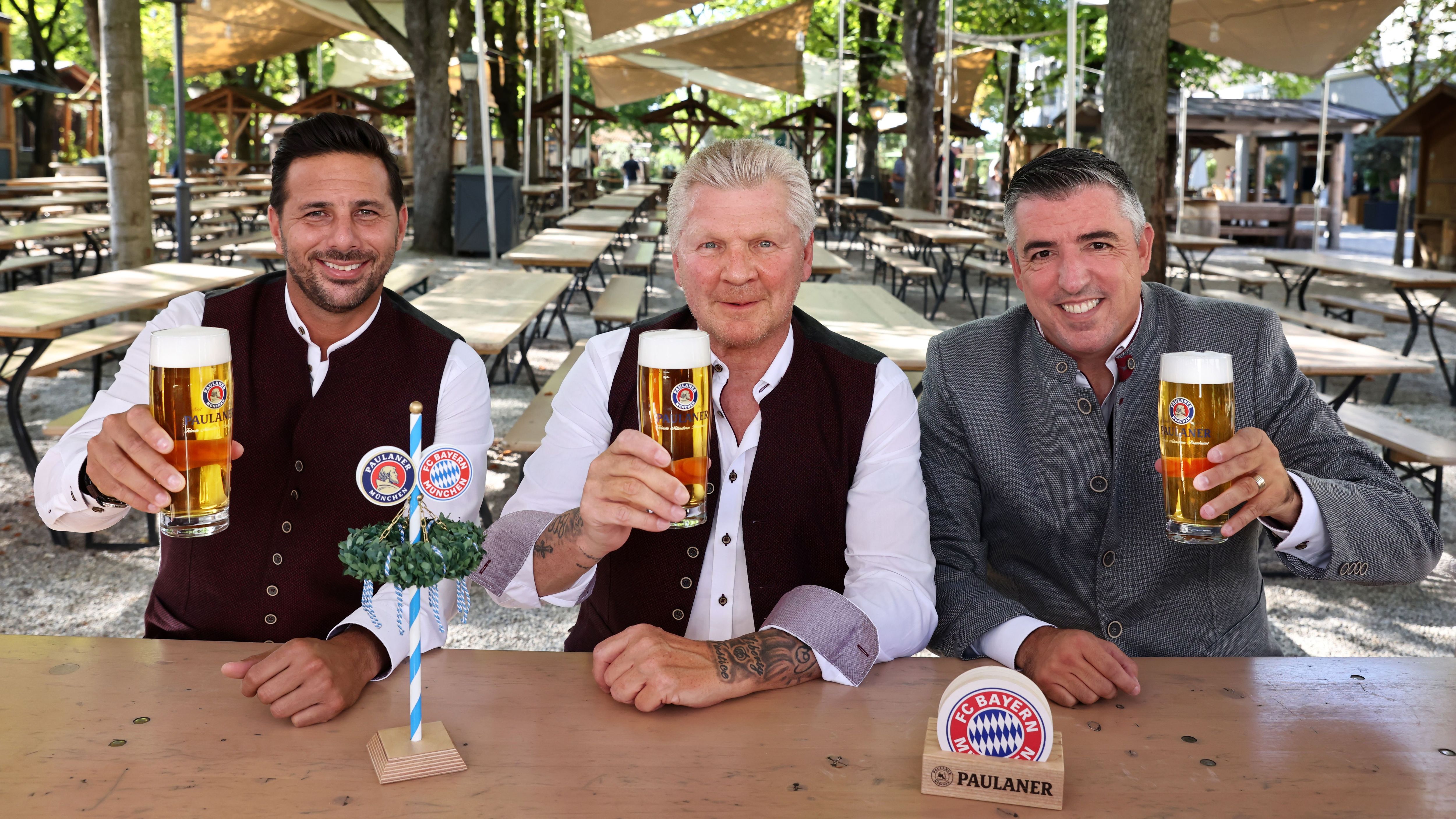 <strong>Bayern München beim Lederhosen-Shooting</strong><br>Neben den aktiven Bayern-Profis sind ein paar Legenden am Start.
