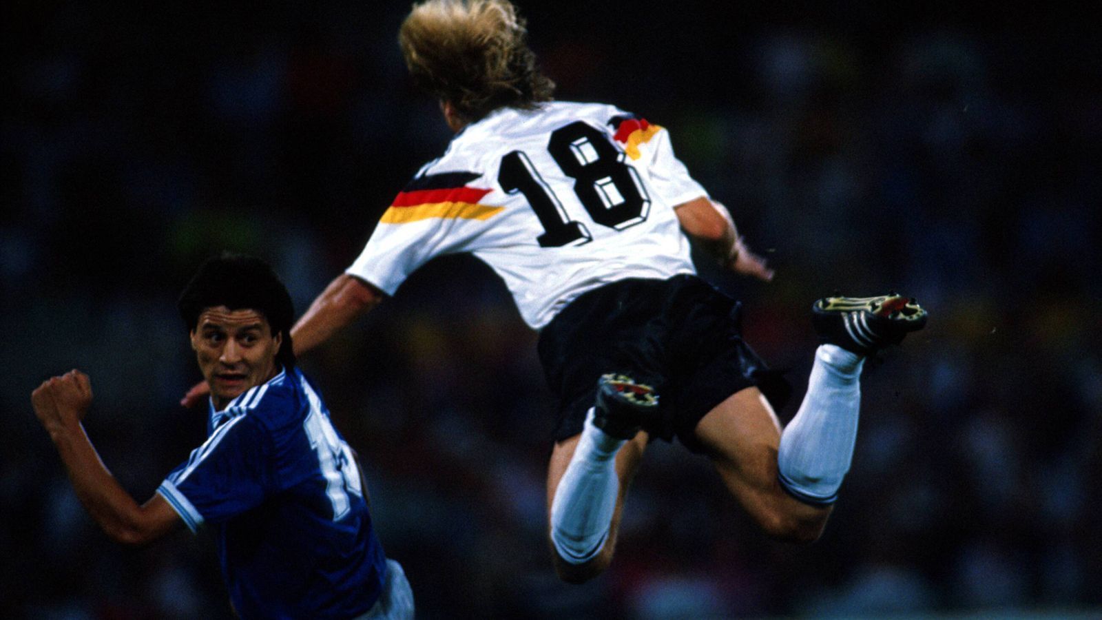 
                <strong>WM-Finale 1990: Argentinien - Deutschland</strong><br>
                Wenig später sah Argentiniens Pedro Monzon – erst zur Halbzeit eingewechselt – für eine üble Grätsche gegen Jürgen Klinsmann die Rote Karte. Die letzten 25 Minuten musste Argentinien zu zehnt überstehen.
              