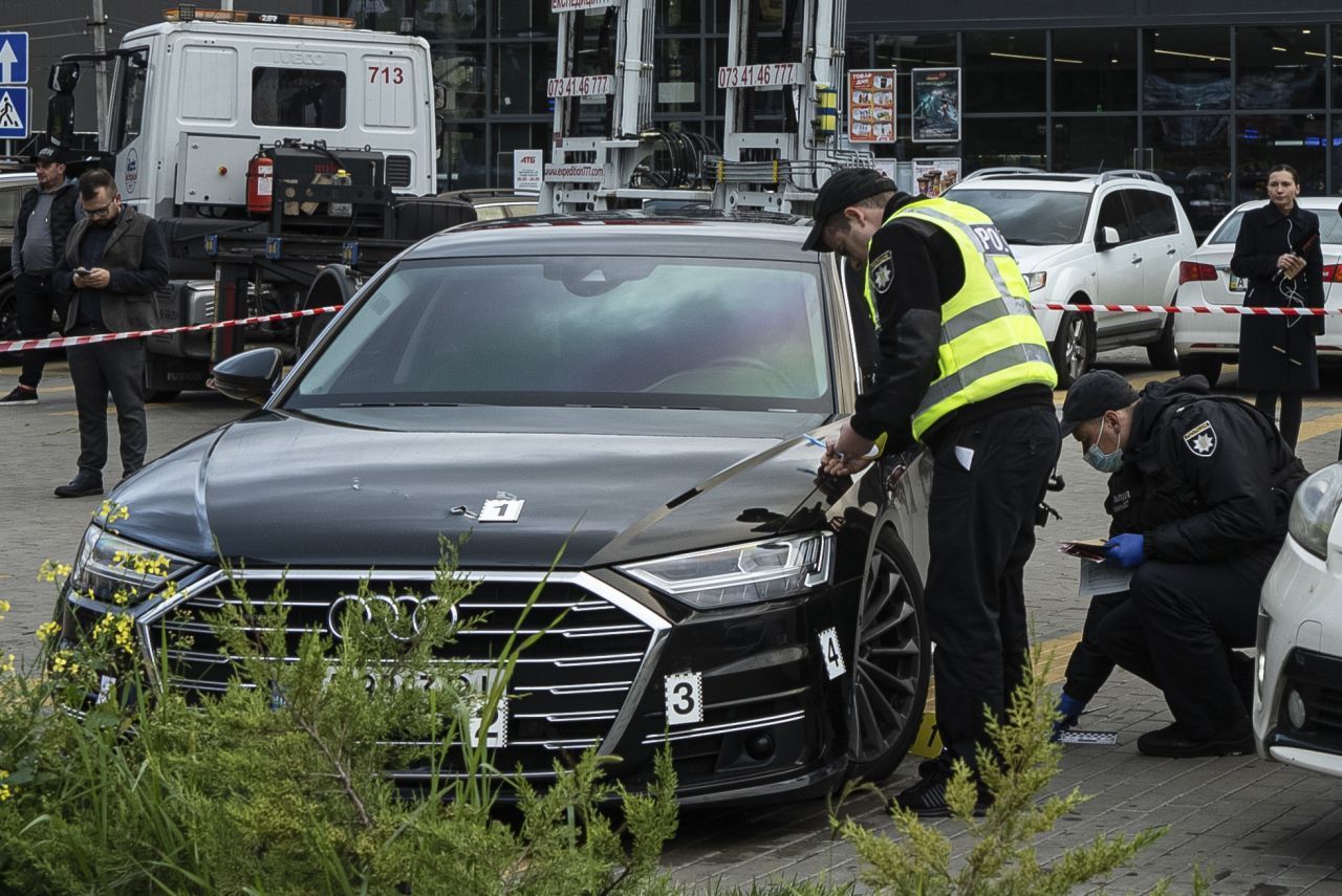 Zuvor entgeht Selenskyj einem Anschlag: Das Auto seines Beraters Serhiy Shefir wird beschossen und dessen Fahrer dabei schwer verletzt. Der Präsident selbst ist zu dem Zeitpunkt bei der UN in New York. Als Grund für das Attentat wird Selenskyjs Vorgehen gegen das Oligarchentum vermutet.