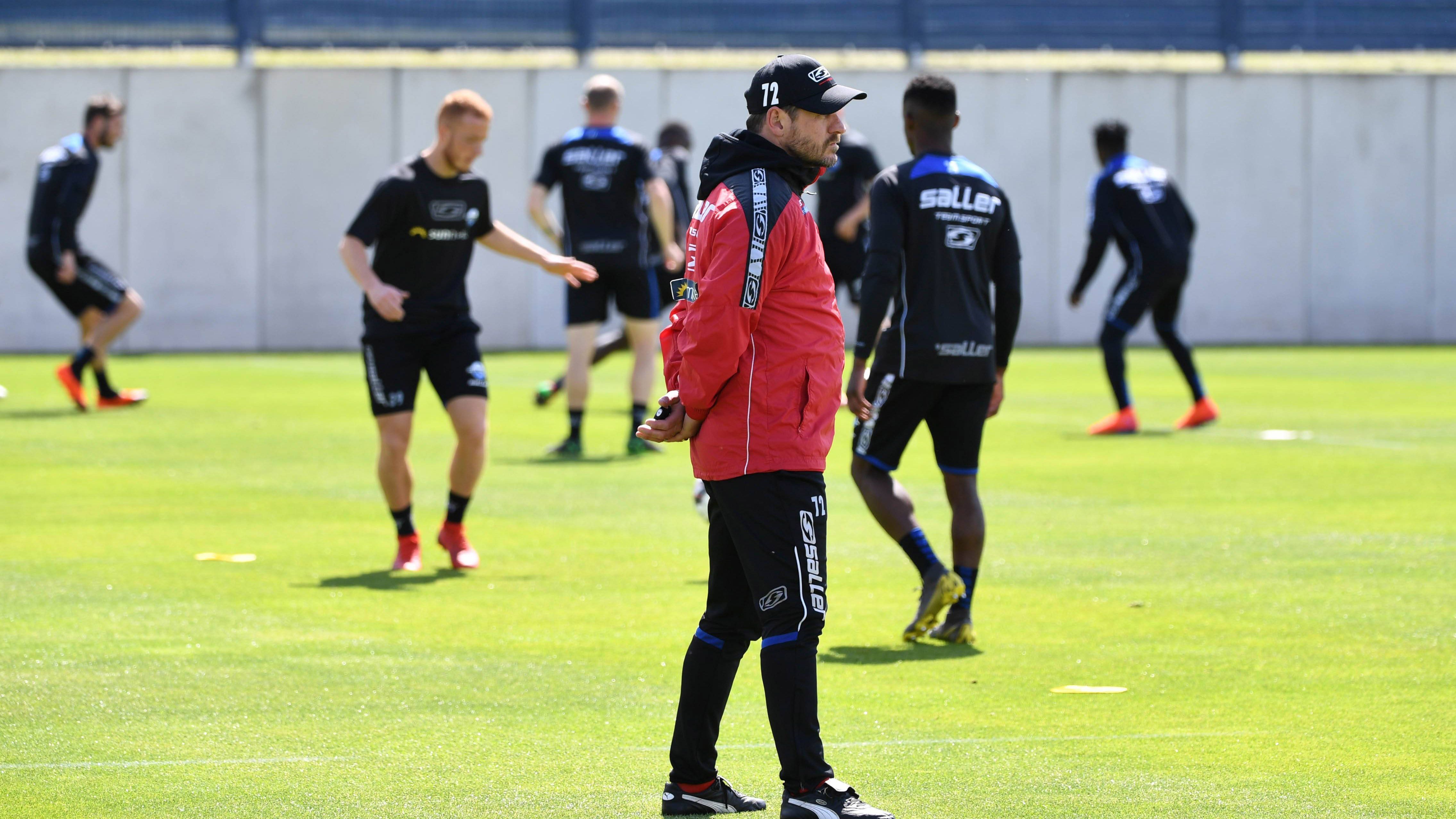 
                <strong>SC Paderborn </strong><br>
                Als erster Bundesligist hatte der Tabellenletzte schon am vergangenen Montag das Mannschaftstraining wieder aufgenommen. "Nun ist es die zentrale Aufgabe, das Infektionsrisiko innerhalb und außerhalb unseres Trainingszentrums so gering wie möglich zu halten", sagte Geschäftsführer Sport Fabian Wohlgemuth. Der Klub habe bereits vor Wochen umfangreiche Maßnahmen entwickelt, "die wir stets überprüfen und verfeinern".
              