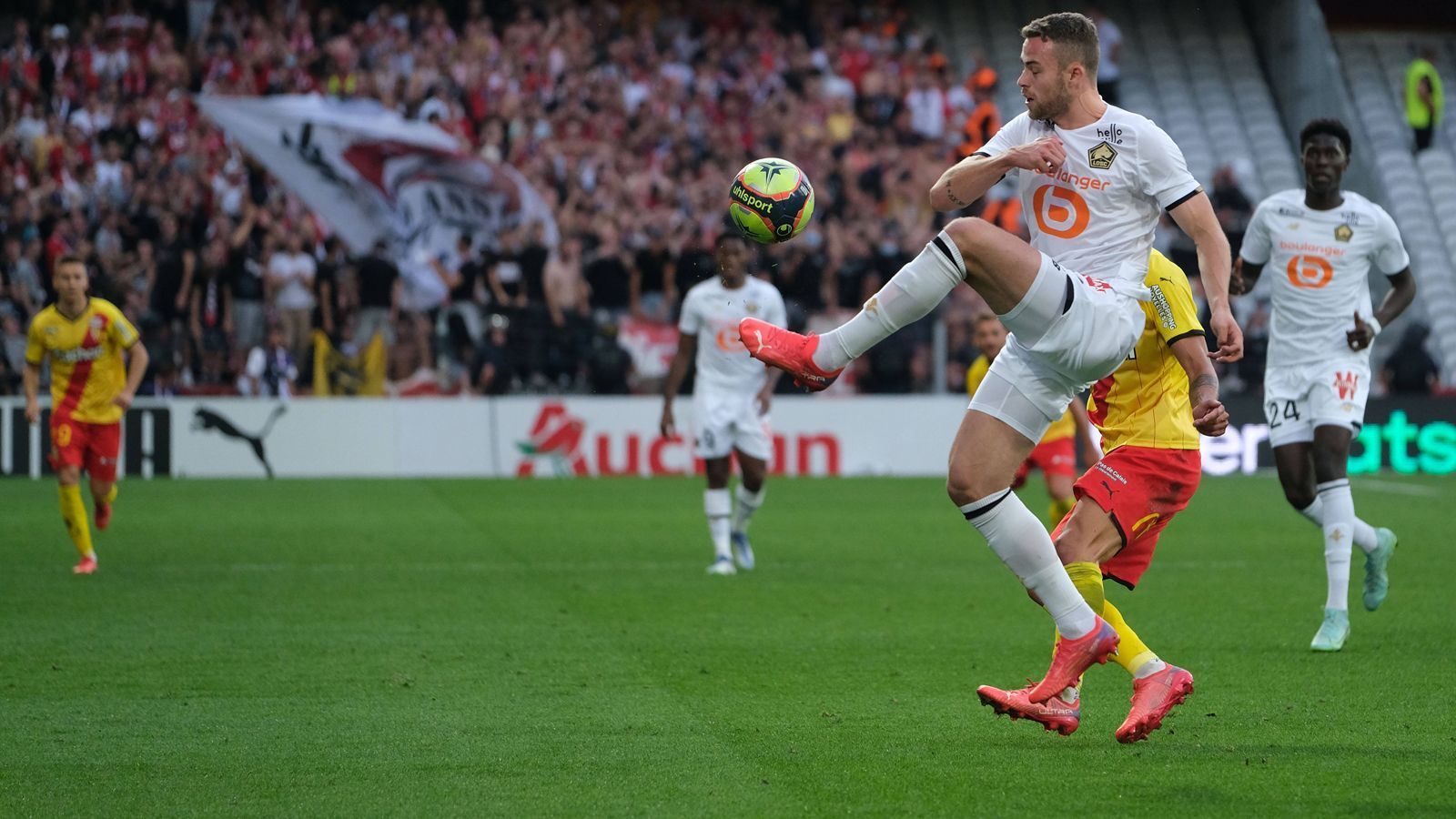 
                <strong>OSC Lille: 6 Spiele, 5 Punkte, 7:12 Tore, Platz 15</strong><br>
                Unter dem neuen Trainer Jocelyn Gourvennec läuft es noch nicht beim französischen Titelverteidiger. Meistertrainer Christophe Galtier zog es im Sommer nach Nizza. Und mit 13 Punkten Rückstand auf PSG nach sechs Spieltagen dürfte sich dessen Meisterstück mit Lille in der vergangenen Saison in dieser Spielzeit nicht wiederholen. Hauptgrund: die Abwehrschwäche. Mit zwölf Gegentoren hat Lille aktuell die drittschwächste Defensive der Liga. 2020/21 war das Team mit nur 23 Gegentoren in 38 Spielen noch das Bollwerk der Ligue 1. Zuletzt setzte es im Skandal-Derby gegen Lens die erste Niederlage für Lille in diesem prestigeträchtigen Aufeinandertreffen seit 15 Jahren.
              