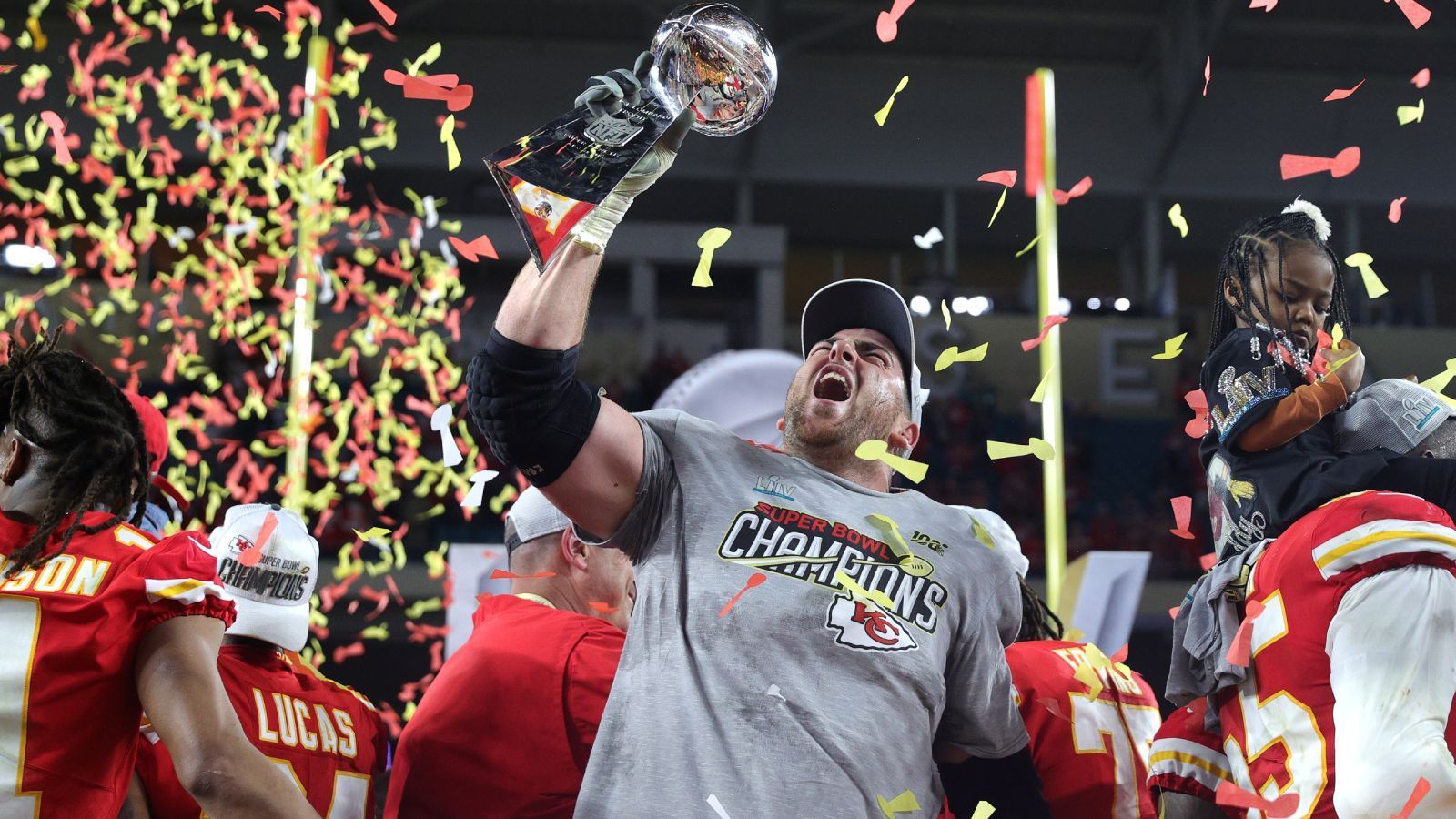 
                <strong>Verlierer: Laurent Duvernay-Tardif (New York Jets)</strong><br>
                Stell dir vor, du als Arzt hilfst deinem Land während der größten und gefährlichsten Pandemie seit Generationen, setzt dafür als amtierender Super-Bowl-Champion sogar die kommende Football-Saison aus und wirst "als Dank" zu den New York Jets getradet. Womit wir bei Laurent Duvernay-Tardif wären, der nun also im Austausch für Tight End Dan Brown von den Kansas City Chiefs zu den Jets geschickt wurde. Also von einem Playoff-Kandidaten zu einem Prügelknaben. Das macht für beide Seiten Sinn, denn die Offensive Line der Jets kann Hilfe gebrauchen und den Chiefs fehlte bisher ein guter Blocking Tight End, denn Travis Kelce kriegt nur wenige, und wenn dann einfache Blocking-Aufgaben. Nur wird sich Duvernay-Tardif von den ganz großen Team-Zielen erst einmal verabschieden müssen.
              