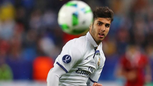 
                <strong>Marco Asensio</strong><br>
                Der Neuzugang spielt eine starke Vorbereitung und wird dafür von Trainer Zinedine Zidane belohnt: Im UEFA Supercup gegen den FC Sevilla steht Asensio die vollen 120 Minuten auf dem Platz - und schießt direkt sein erstes Tor für die Madrilenen. Auch beim Liga-Start gegen Real Sociedad schenkt Zidane ihm das Vertrauen, der Youngster bekommt den Vorzug vor Real-Star James Rodriguez und bedankt sich dafür mit seinem ersten LaLiga-Treffer im Trikot der Königlichen. Der perfekte Einstand ist geglückt .
              